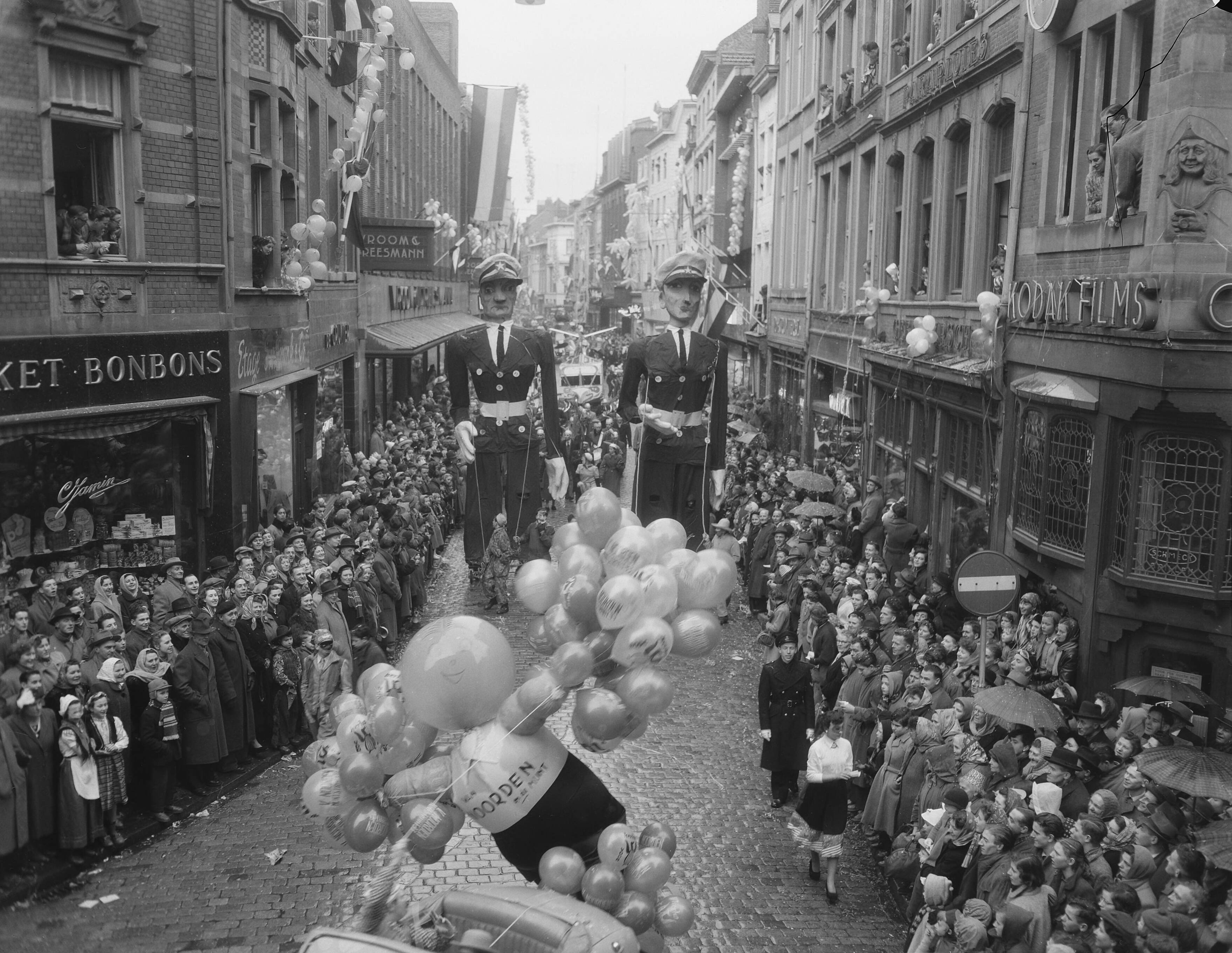 Fotocollectie Anefo — Carnaval Maastricht optocht — Foto: Duinen, G.W. van / Anefo. Licentie: Set B: Rechtenvrij / Publiek Domein. Bron: Nationaal Archief. http://hdl.handle.net/10648/a91d711a-d0b4-102d-bcf8-003048976d84