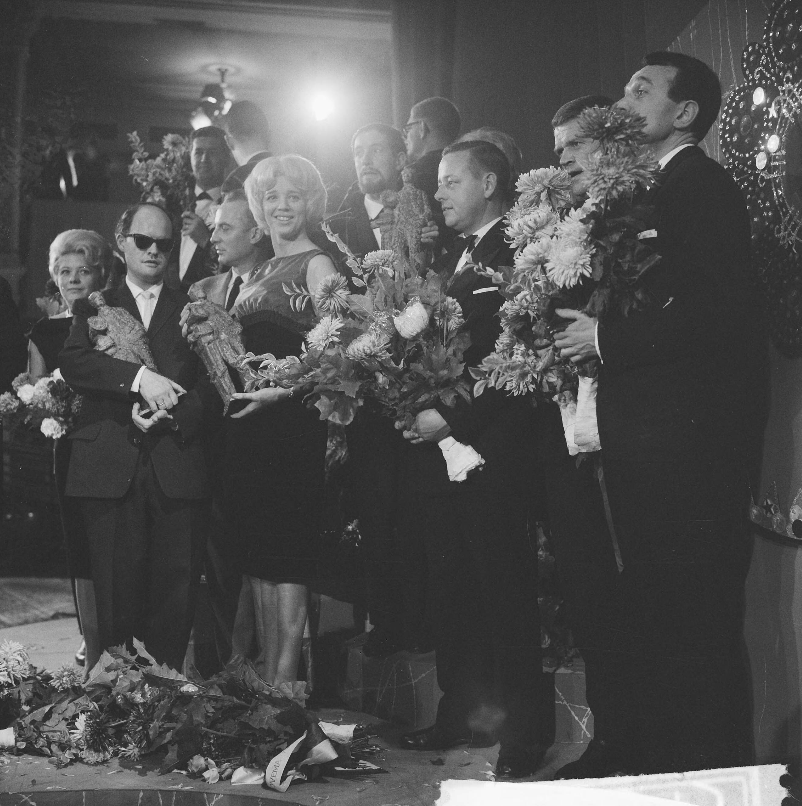 Grand Gala du Disque 1962 — Grand Gala du Disque. UItreiking Edisons. Vlnr. Thérèse Michielsen (mevr. Brel), Jules de Corte, Wim Sonneveld, Ellen Craamer, [lid Diamond Five], Cees slinger (bril), l[leden Ad van den Hoed Combo] — Foto: Koch, Eric / Anefo. Licentie: Set B: Rechtenvrij / Publiek Domein. Bron: Nationaal Archief. http://hdl.handle.net/10648/aa195b1a-d0b4-102d-bcf8-003048976d84