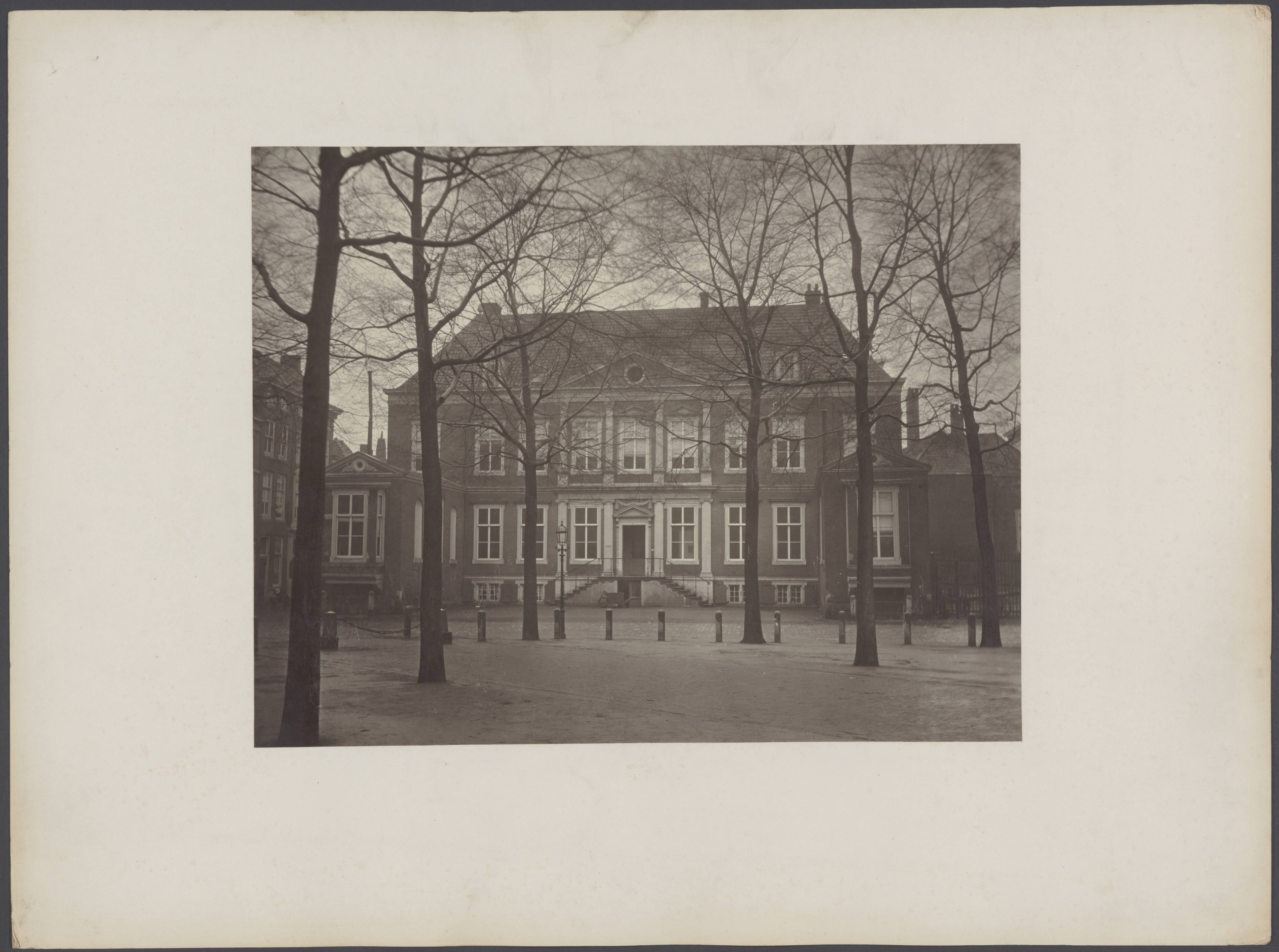 Fotocollectie Rijkswaterstaat — Gebouw in Den Haag, alleenstaand, recht van voren gezien — Foto: Verveer, Maurits. Licentie: Set B: Rechtenvrij / Publiek Domein. Bron: Nationaal Archief. http://hdl.handle.net/10648/3a62bd67-b7ba-6790-1ea8-4ece5fec8a6b