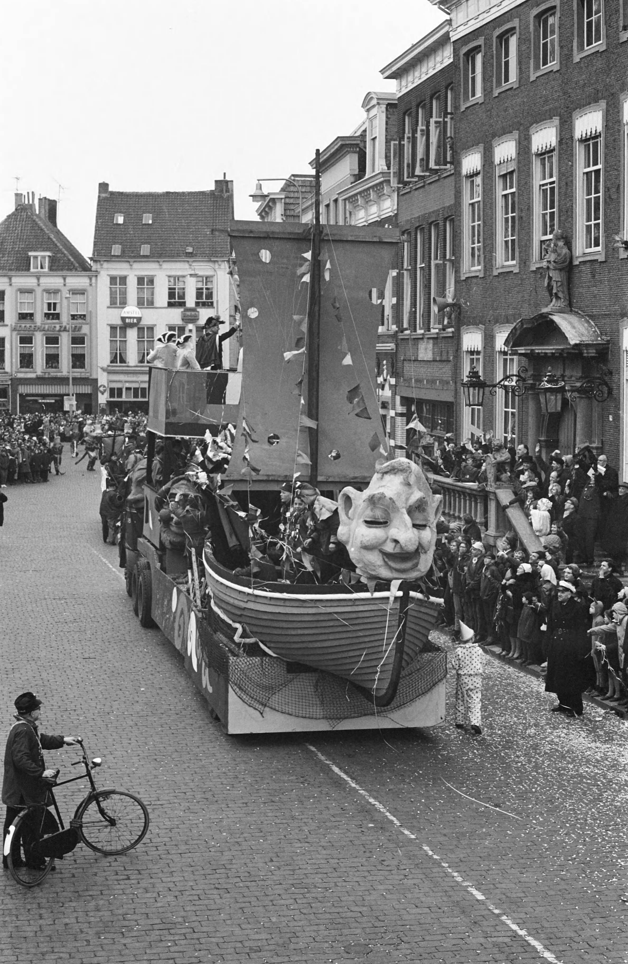 Fotocollectie Anefo — Carnaval in Breda. Praalwagen met zeilschip — Foto: Rossem, Wim van / Anefo. Licentie: Set B: Rechtenvrij / Publiek Domein. Bron: Nationaal Archief. http://hdl.handle.net/10648/a9fbfff2-d0b4-102d-bcf8-003048976d84