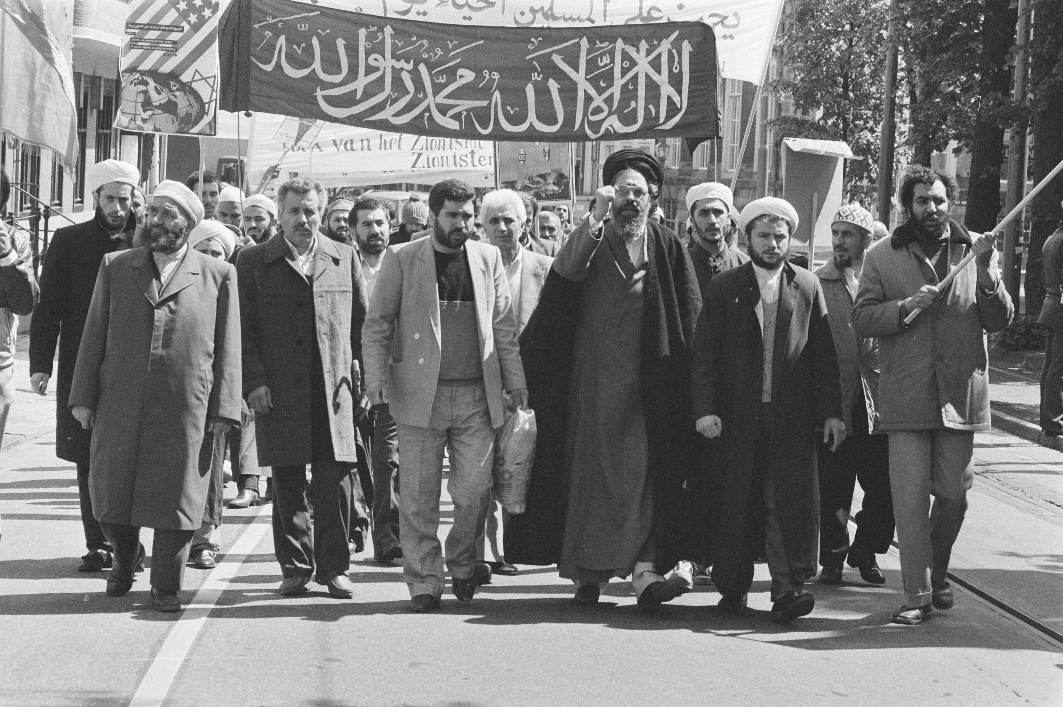 Fotocollectie Anefo — Demonstratie Moslims in Den Haag tegen Israelische politiek — Foto: Bogaerts, Rob / Anefo. Licentie: Set B: Rechtenvrij / Publiek Domein. Bron: Nationaal Archief. http://hdl.handle.net/10648/ad54181a-d0b4-102d-bcf8-003048976d84