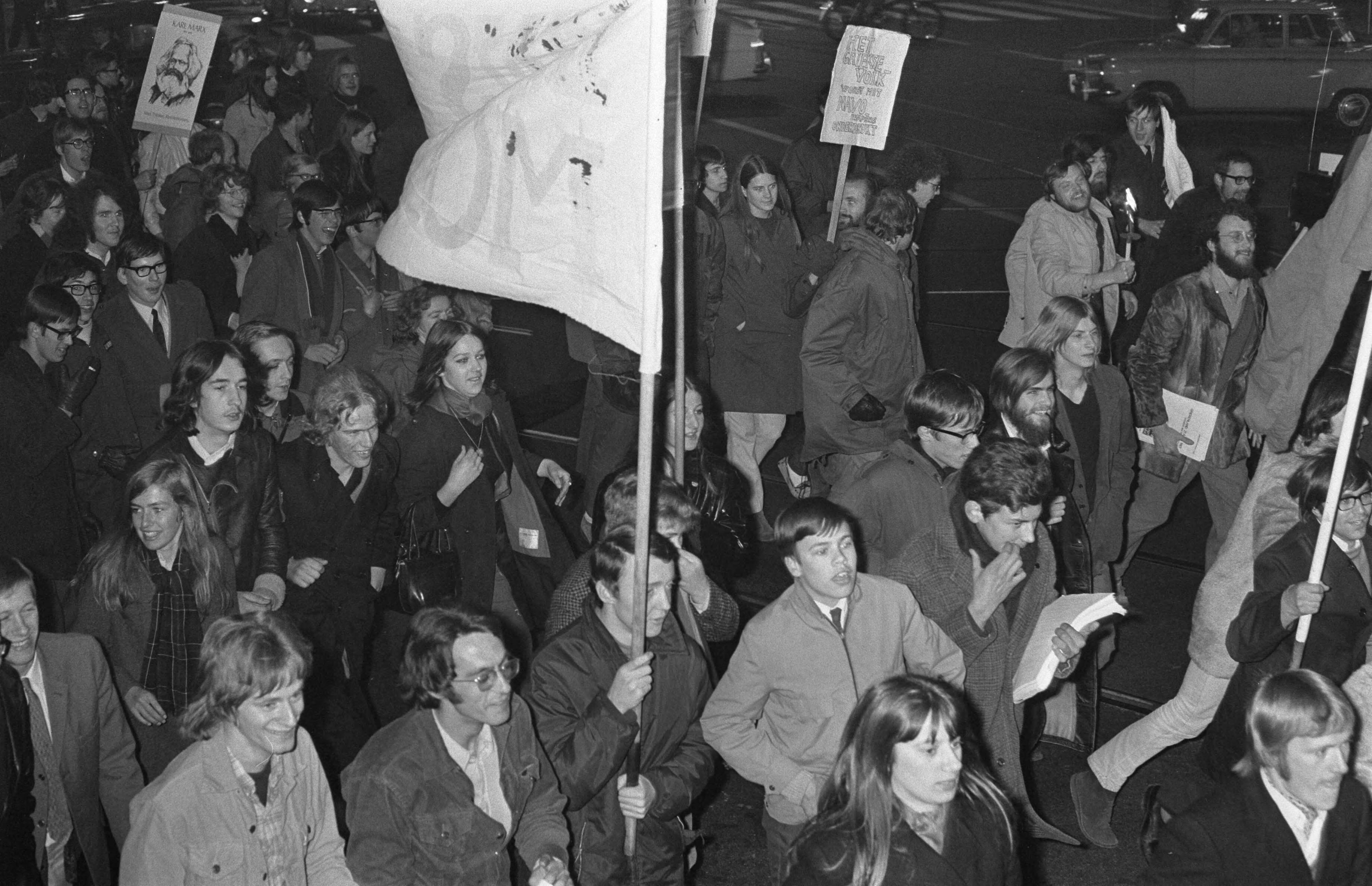 Fotocollectie Anefo — Demonstratie van plusminus 500 jongeren tegen bewind in Griekenland te Den Haag met politie te paard — Foto: Verhoeff, Bert / Anefo. Licentie: Set B: Rechtenvrij / Publiek Domein. Bron: Nationaal Archief. http://hdl.handle.net/10648/ab661ac6-d0b4-102d-bcf8-003048976d84