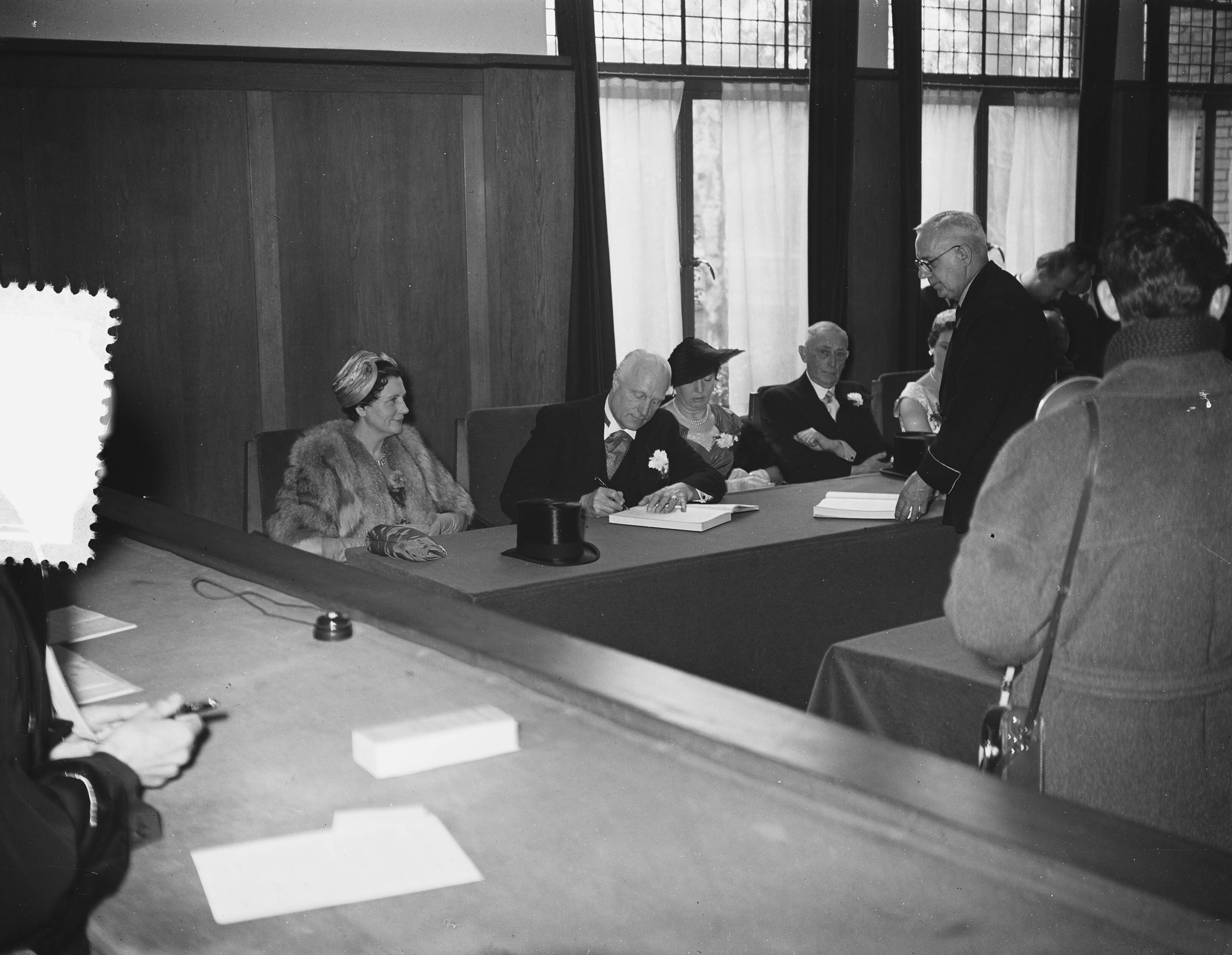 Huwelijk van tennisster Fenny ten Bosch met mr. J. F. A. de Soet — Foto: Bilsen, Joop van / Anefo. — Licentie: Set B: Rechtenvrij / Publiek Domein. Bron: Nationaal Archief. http://hdl.handle.net/10648/a943f074-d0b4-102d-bcf8-003048976d84