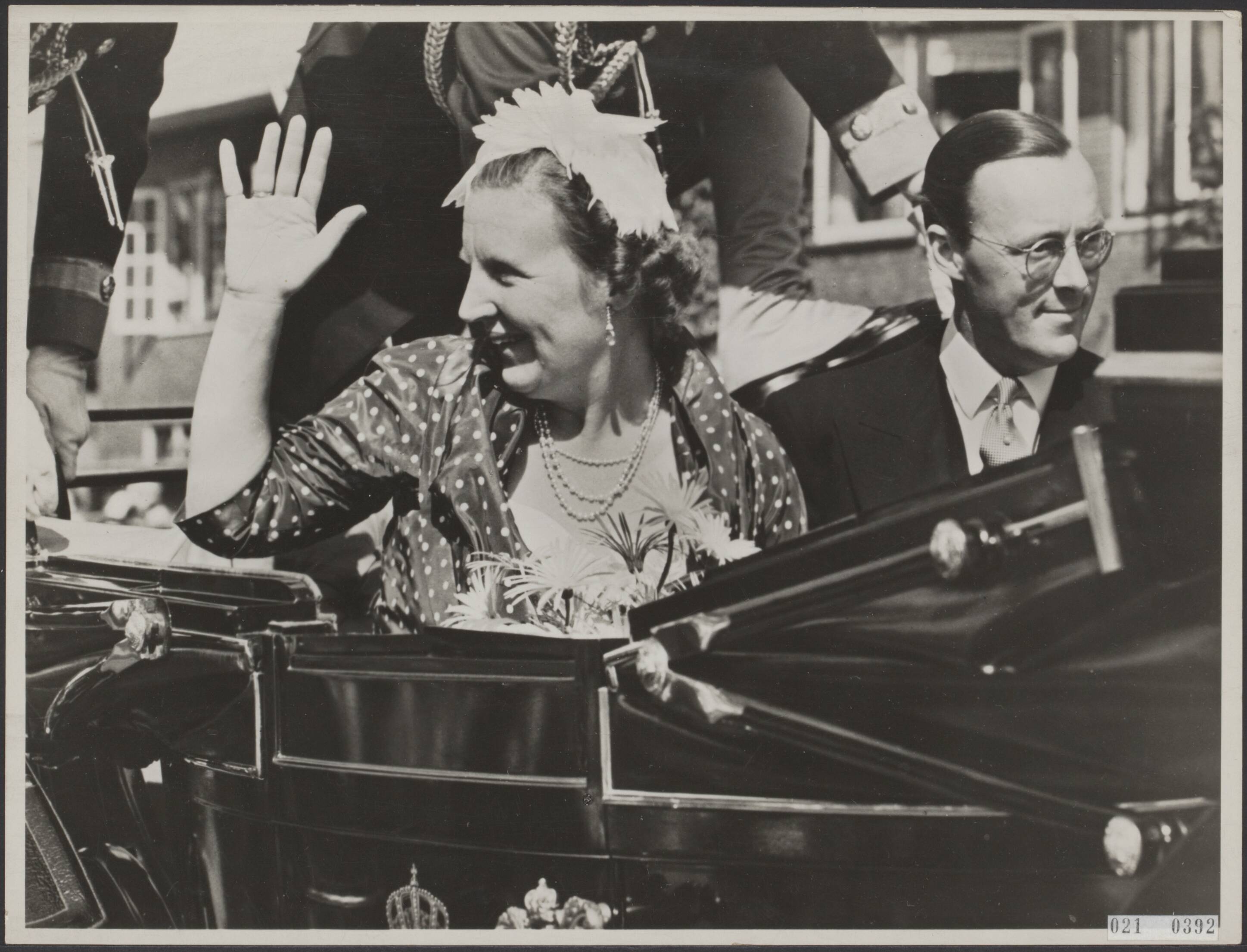 Fotocollectie Elsevier Binnenland — Koningin Juliana en prins Bernhard in rijtuig tijdens rijtoer in Haarlem. Juliana zwaait — Foto: Onbekend / Publiek Domein of Rechtenvrij. Licentie: Set B: Rechtenvrij / Publiek Domein. Bron: Nationaal Archief. http://hdl.handle.net/10648/adcef81e-d0b4-102d-bcf8-003048976d84