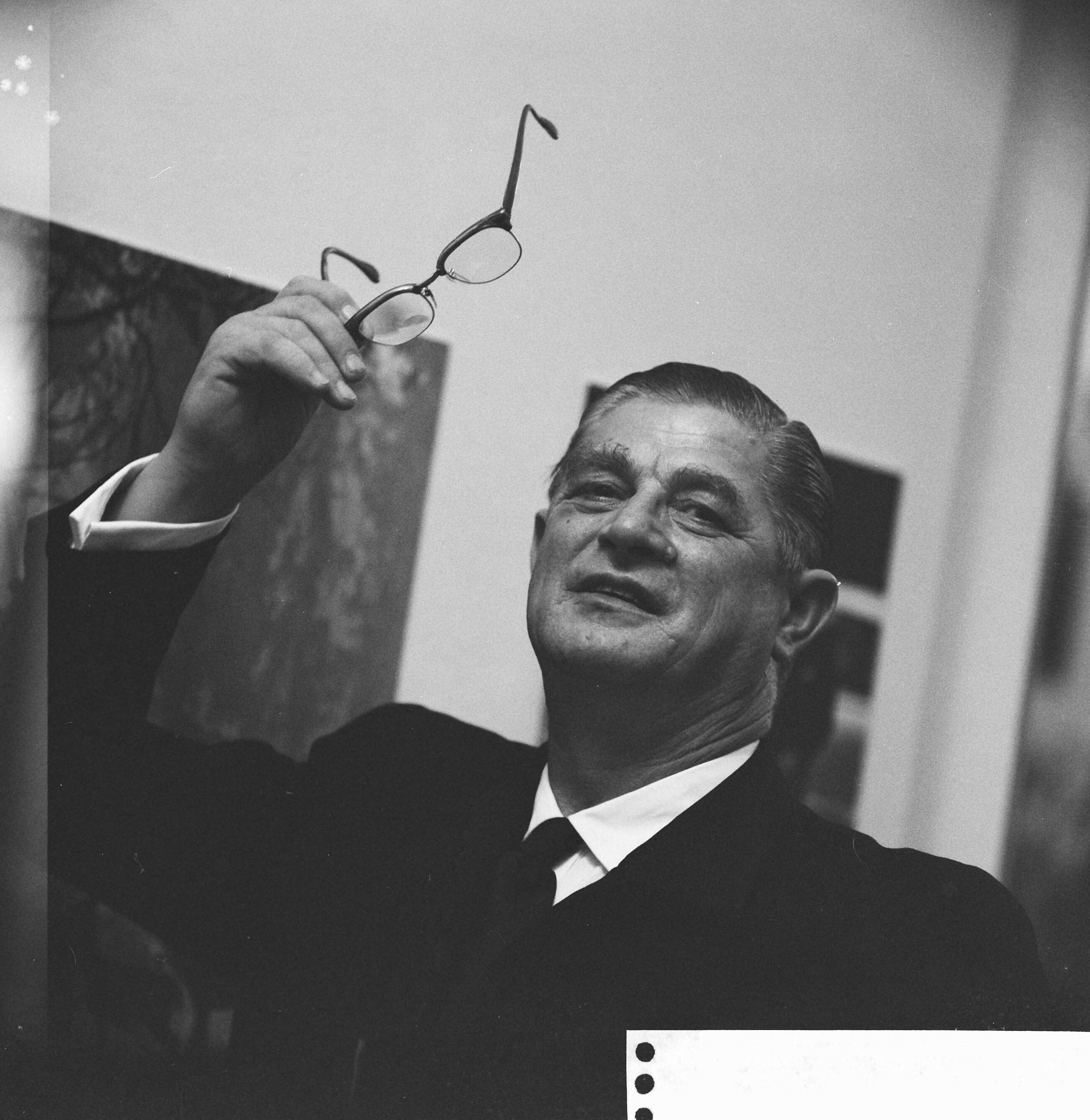 Fotocollectie Anefo — Opening World Press Photo 1961 [een jurylid] — Foto: Nijs, Jac. de / Anefo. Licentie: Set B: Rechtenvrij / Publiek Domein. Bron: Nationaal Archief. http://hdl.handle.net/10648/a9e4dc50-d0b4-102d-bcf8-003048976d84
