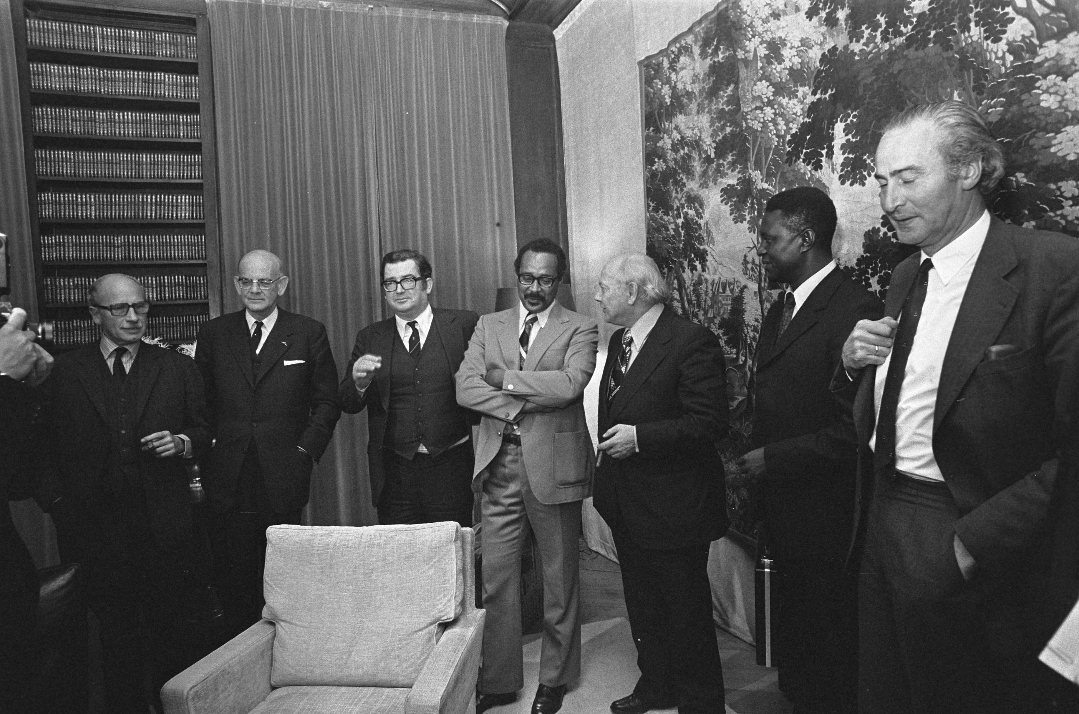 Fotocollectie Anefo — Nederlandse en Surinaamse regering bespreken emigratie Surinamers in Catshuis Den Haag ; vlnr De Gaay Fortman, Gruyters, Arron en Den Uyl — Foto: Mieremet, Rob / Anefo. Licentie: Set B: Rechtenvrij / Publiek Domein. Bron: Nationaal Archief. http://hdl.handle.net/10648/ac568eac-d0b4-102d-bcf8-003048976d84