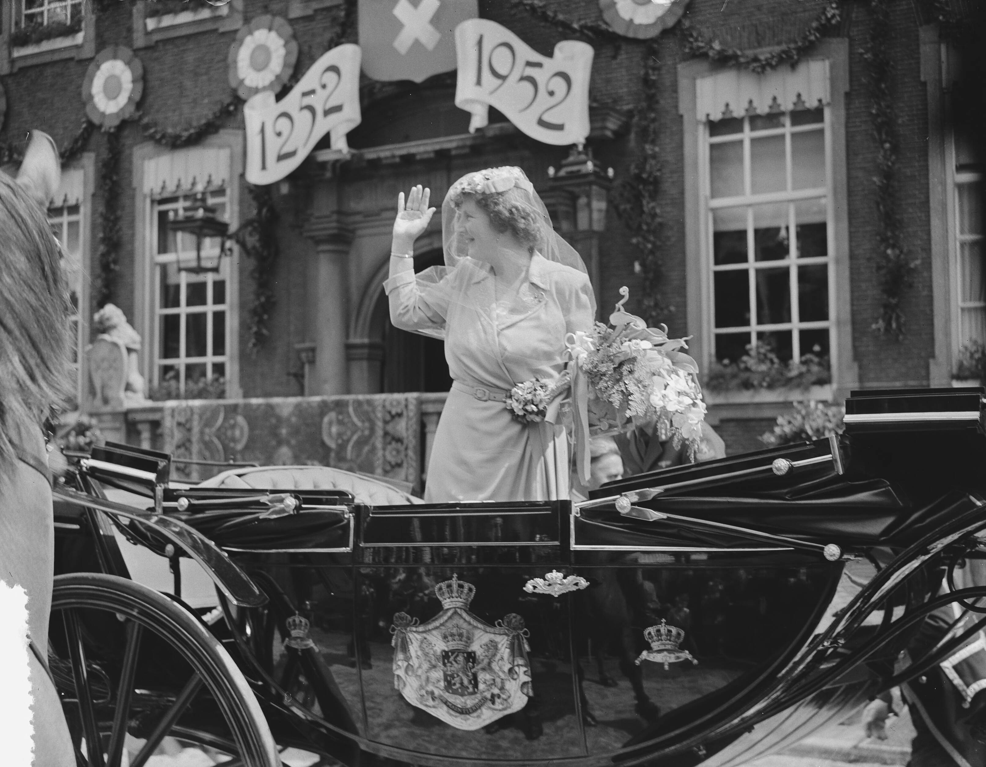 Bezoek Koningin Juliana aan jubilerend Breda — Foto: Bilsen, Joop van / Anefo. — Licentie: Set B: Rechtenvrij / Publiek Domein. Bron: Nationaal Archief. http://hdl.handle.net/10648/a8fd1afa-d0b4-102d-bcf8-003048976d84