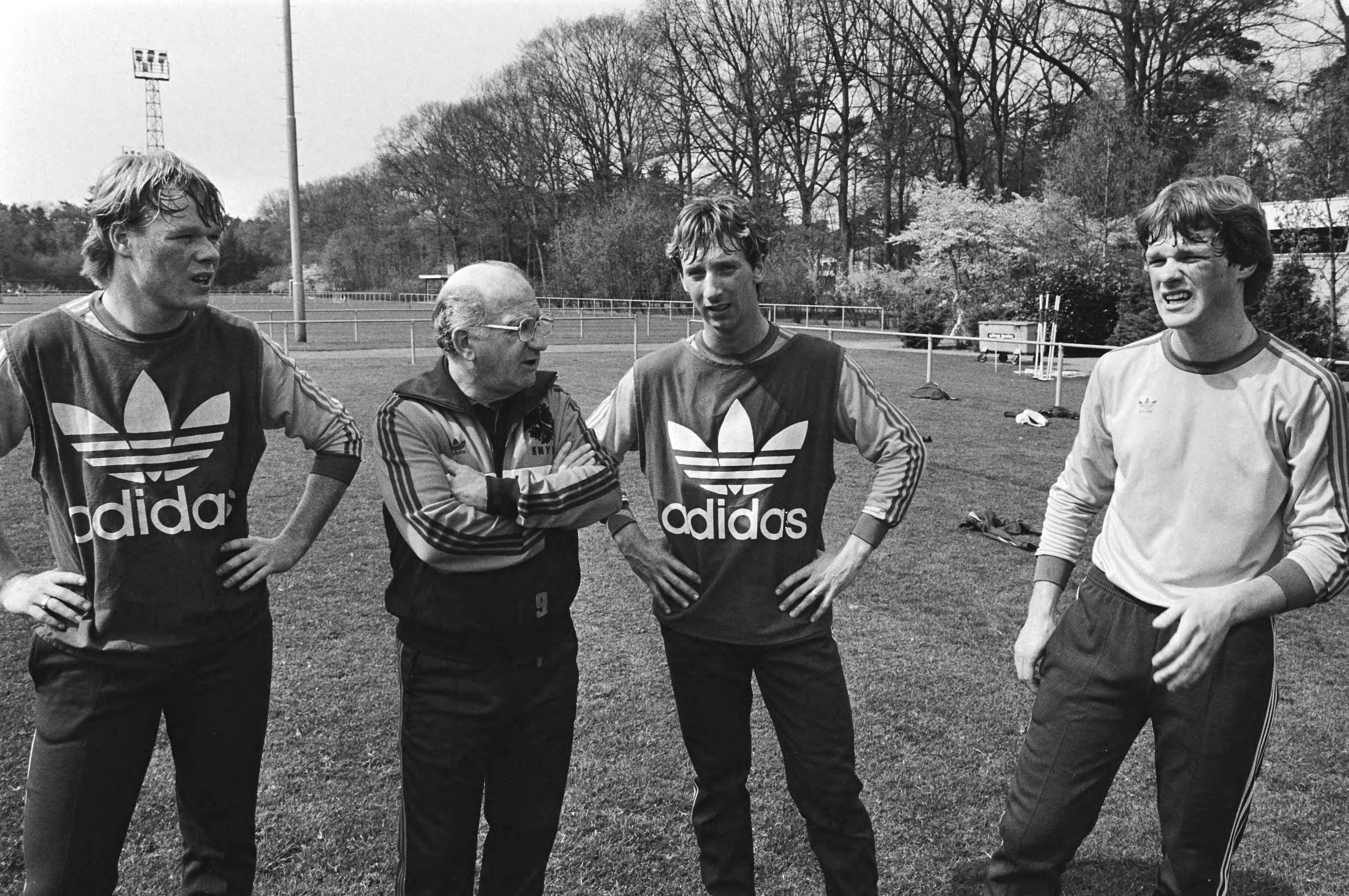 Training van het Nederlands elftal in Zeist — V.l.n.r. Ronald Koeman, trainer Kees Rijvers, Wim Hofkens en Erwin Koeman — Foto: Croes, Rob C. / Anefo. Licentie: Set B: Rechtenvrij / Publiek Domein. Bron: Nationaal Archief. http://hdl.handle.net/10648/ad289f50-d0b4-102d-bcf8-003048976d84
