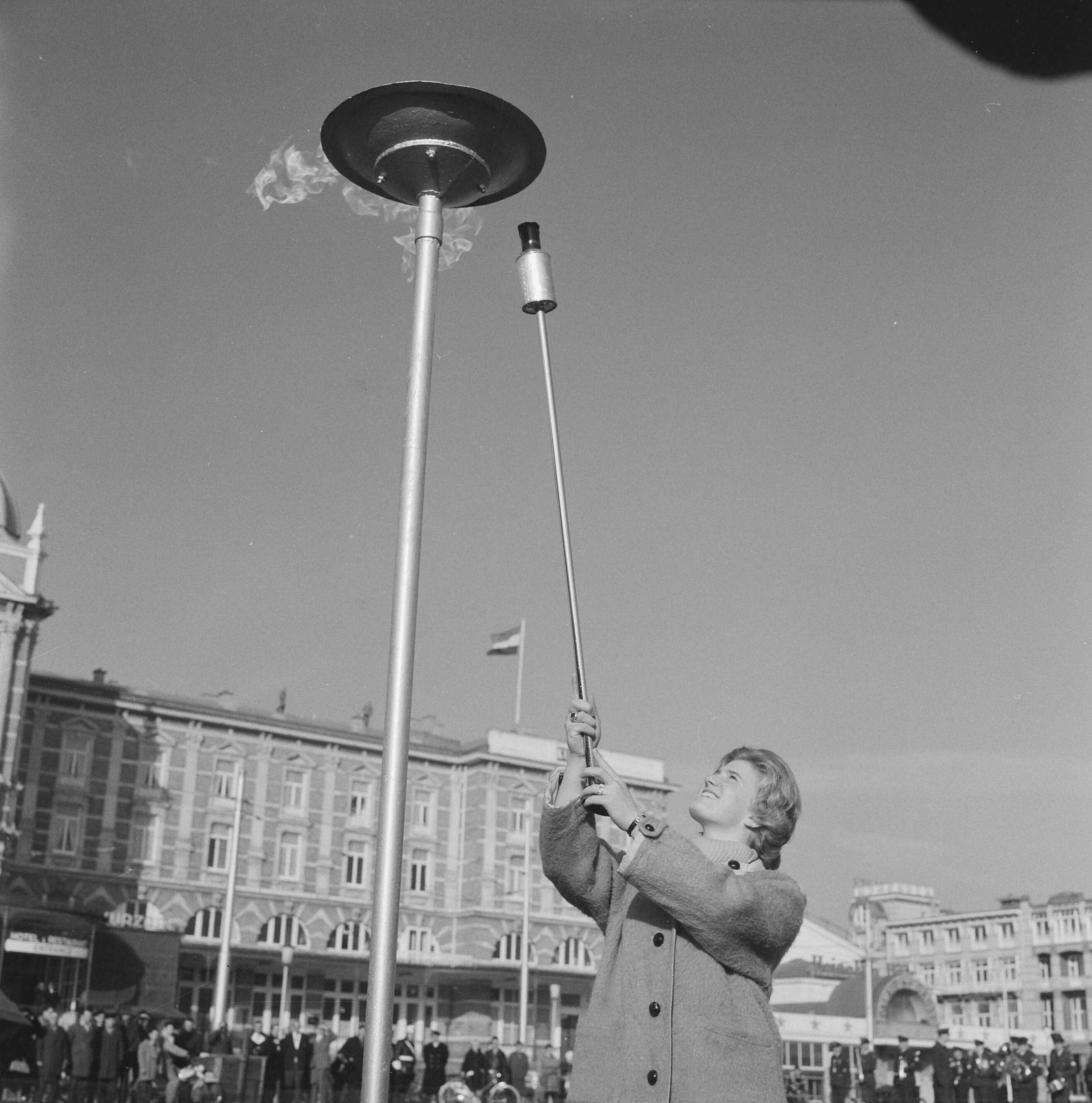 Fotocollectie Anefo — Herdenking 50 jaar bestaan NOC, Sjoukje Dijkstra ontstak het Olympisch vuur op de boulevard van Scheveningen voor het Kurhaus — Foto: Koch, Eric / Anefo. Licentie: Set B: Rechtenvrij / Publiek Domein. Bron: Nationaal Archief. http://hdl.handle.net/10648/aa1f3d32-d0b4-102d-bcf8-003048976d84