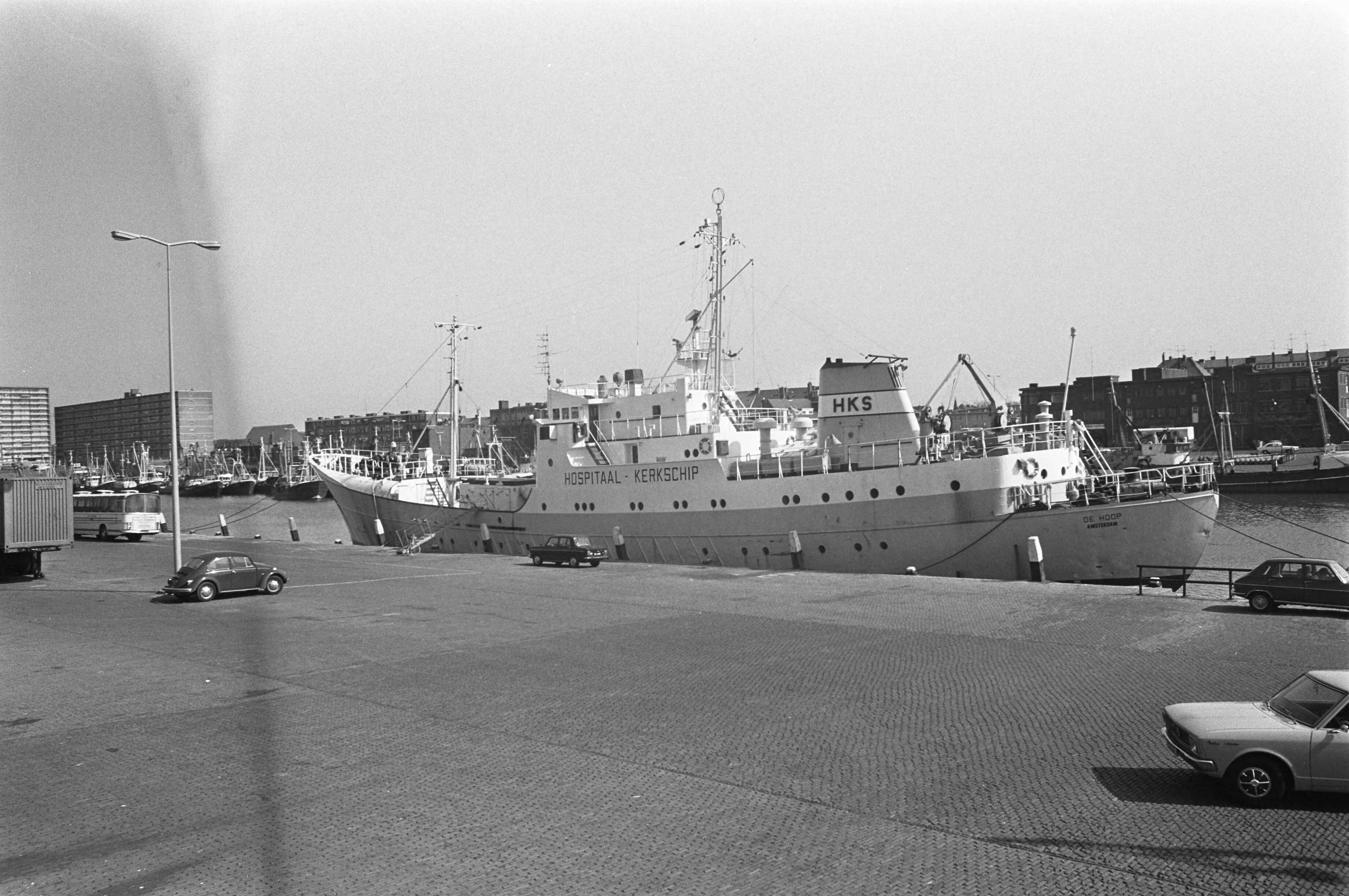 Fotocollectie Anefo — Hospitaalschip De Hoop in haven van Scheveningen — Foto: Mieremet, Rob / Anefo. Licentie: Set B: Rechtenvrij / Publiek Domein. Bron: Nationaal Archief. http://hdl.handle.net/10648/ac284b1e-d0b4-102d-bcf8-003048976d84