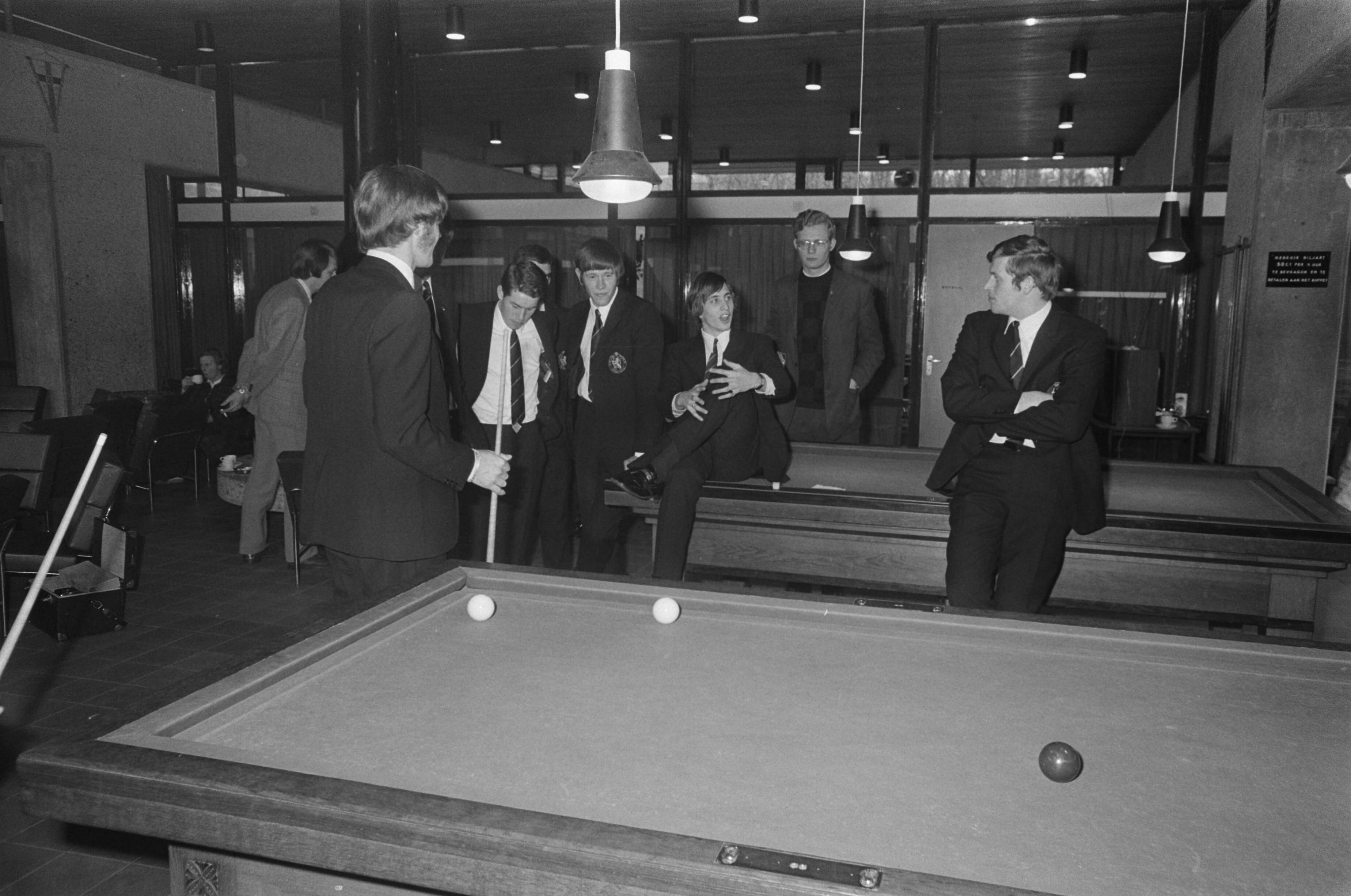 Fotocollectie Anefo — Training Nederlands elftal, dat tegen Engeland zal spelen in KNVB-sportcentrum te Zeist. — Foto: Mieremet, Rob / Anefo. Licentie: Set B: Rechtenvrij / Publiek Domein. Bron: Nationaal Archief. http://hdl.handle.net/10648/ab88ae56-d0b4-102d-bcf8-003048976d84