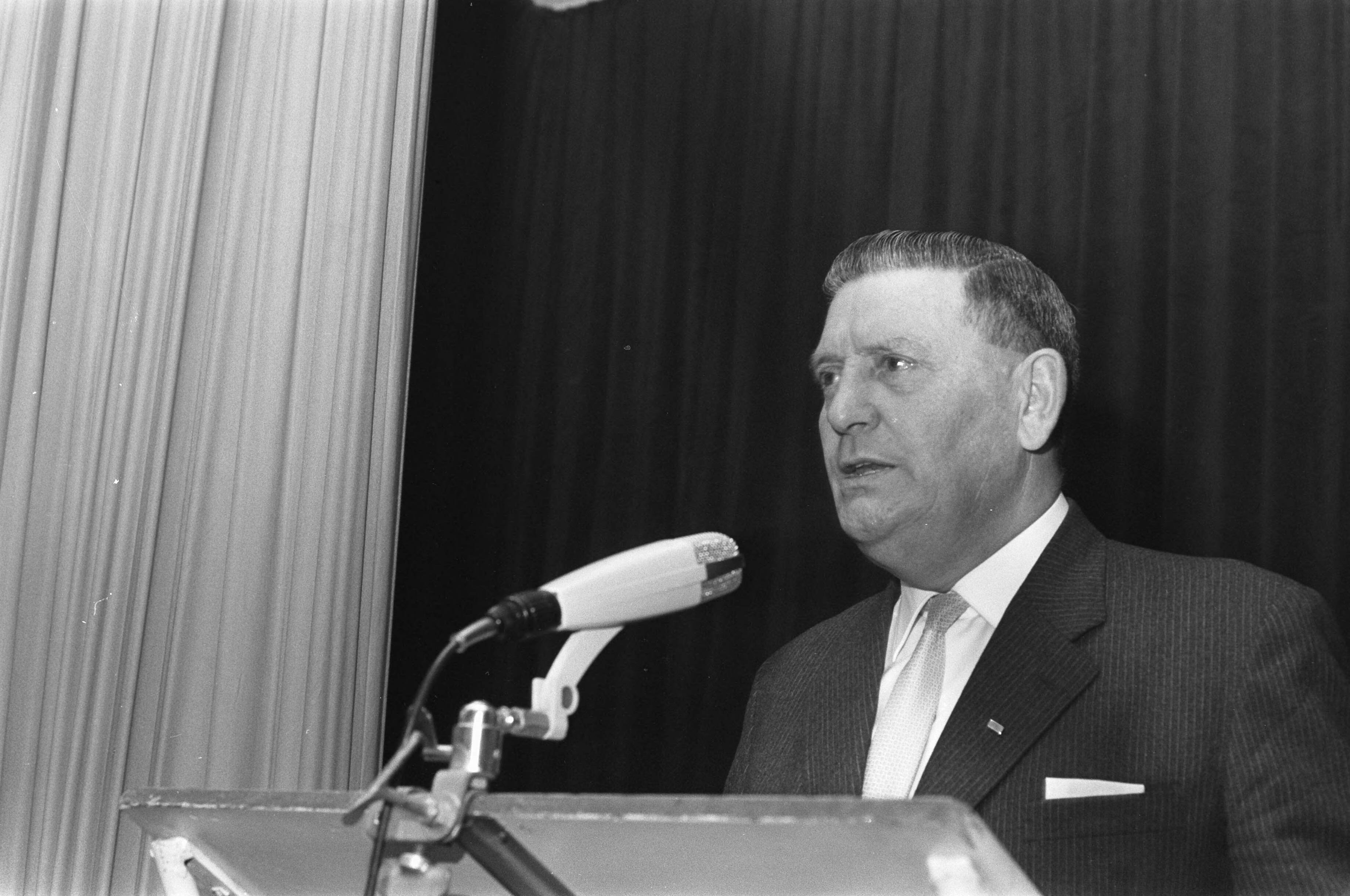Fotocollectie Anefo — Opening van de 8ste Nat. Kampeer- en Sporttentoonstelling "Kamp Houtrust" door wethouder van Econom. Zaken, B. Bol te Den Haag dir. v/d — Foto: Verhoeff, Bert / Anefo. Licentie: Set B: Rechtenvrij / Publiek Domein. Bron: Nationaal Archief. http://hdl.handle.net/10648/ab6539da-d0b4-102d-bcf8-003048976d84