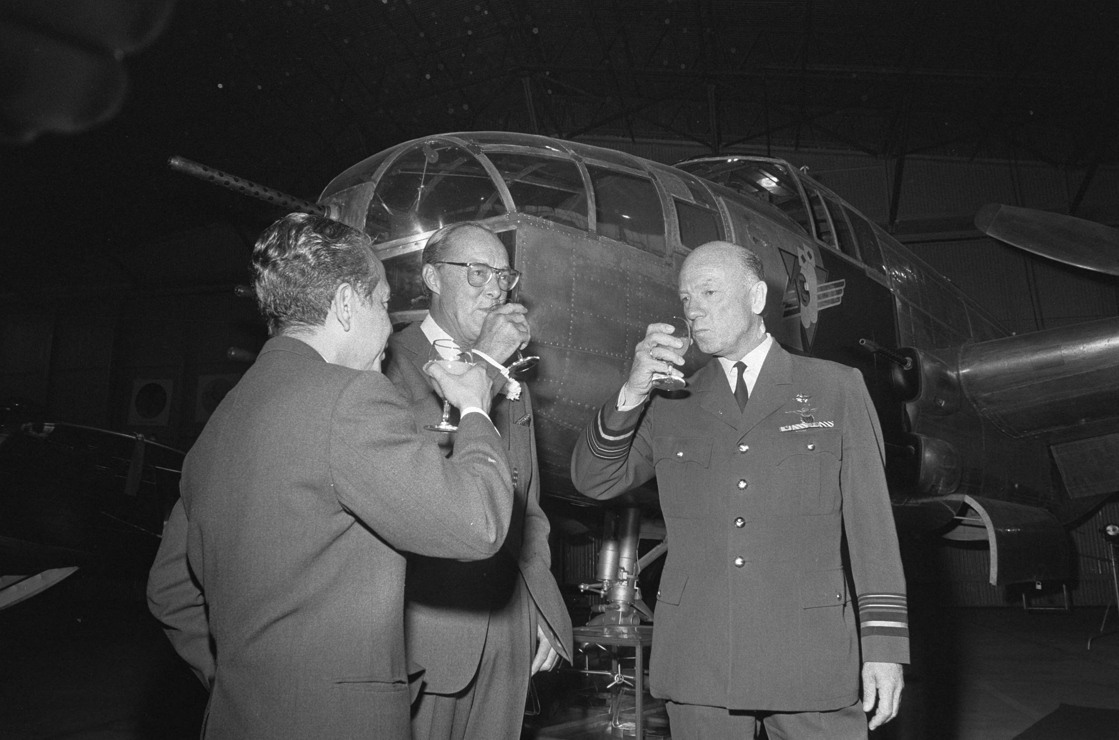 Fotocollectie Anefo — Prins Bernhard geeft B25 Mitchell bommenwerper aan luchtmachtmuseum Soesterberg, (m) Prins Bernhard (r) luitenant generaal G. van der Wolf — Foto: Verhoeff, Bert / Anefo. Licentie: Set B: Rechtenvrij / Publiek Domein. Bron: Nationaal Archief. http://hdl.handle.net/10648/abd43a10-d0b4-102d-bcf8-003048976d84