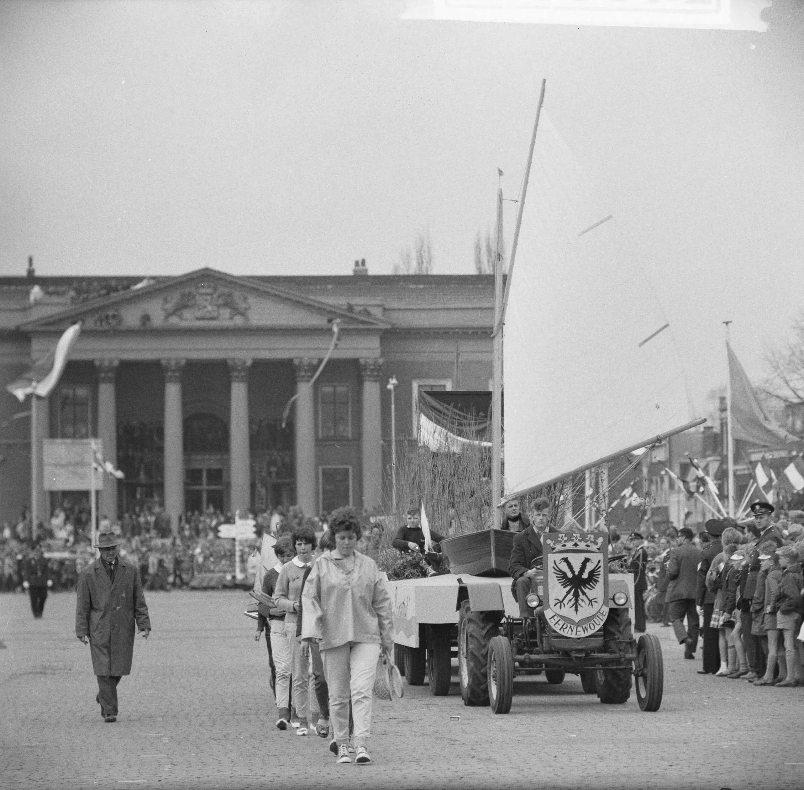 Koninklijk bezoek aan Groningen en Friesland (1962) — Koninklijk bezoek aan Groningen — Foto: Merk, Ben / Anefo. Licentie: Set B: Rechtenvrij / Publiek Domein. Bron: Nationaal Archief. http://hdl.handle.net/10648/aa071612-d0b4-102d-bcf8-003048976d84