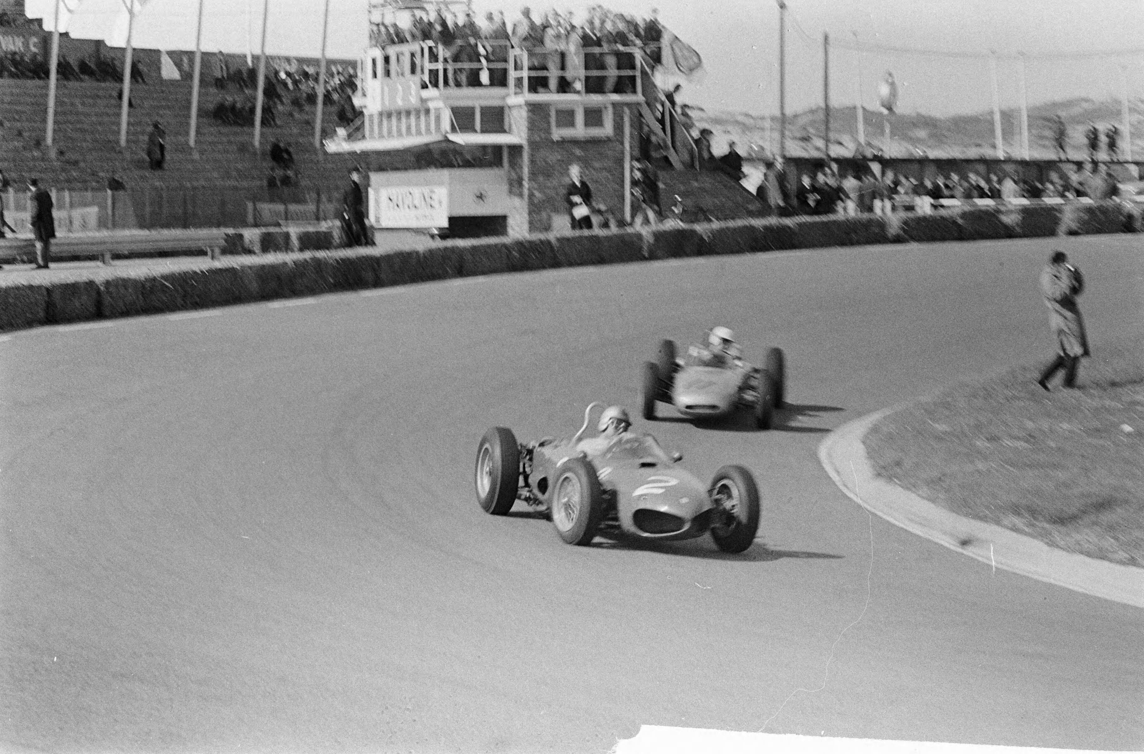 Grand Prix Zandvoort 1962 — Trainingsritten voor de Grand Prix van Zandvoort. Giancarlo Baghetti (2, Ferrari) en Joakim Bonnier (11, Porsche) — Foto: Bilsen, Joop van / Anefo. Licentie: Set B: Rechtenvrij / Publiek Domein. Bron: Nationaal Archief. http://hdl.handle.net/10648/aa08f9d2-d0b4-102d-bcf8-003048976d84