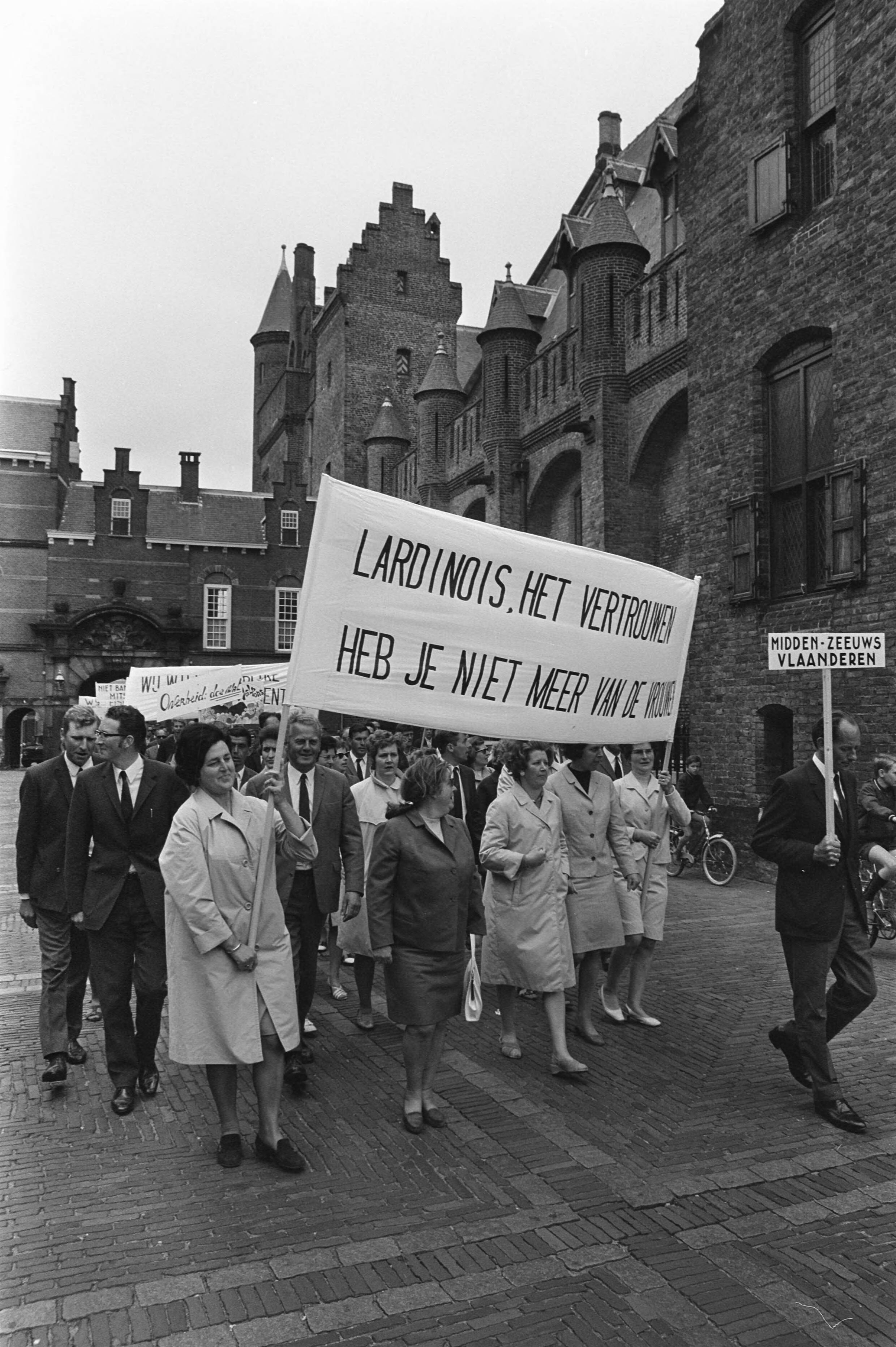 Fotocollectie Anefo — Fruittelers demonstreren met borden in Den Haag ; demonstranten voor Ministerie van Landbouw — Foto: Evers, Joost / Anefo. Licentie: Set B: Rechtenvrij / Publiek Domein. Bron: Nationaal Archief. http://hdl.handle.net/10648/ab980dd8-d0b4-102d-bcf8-003048976d84