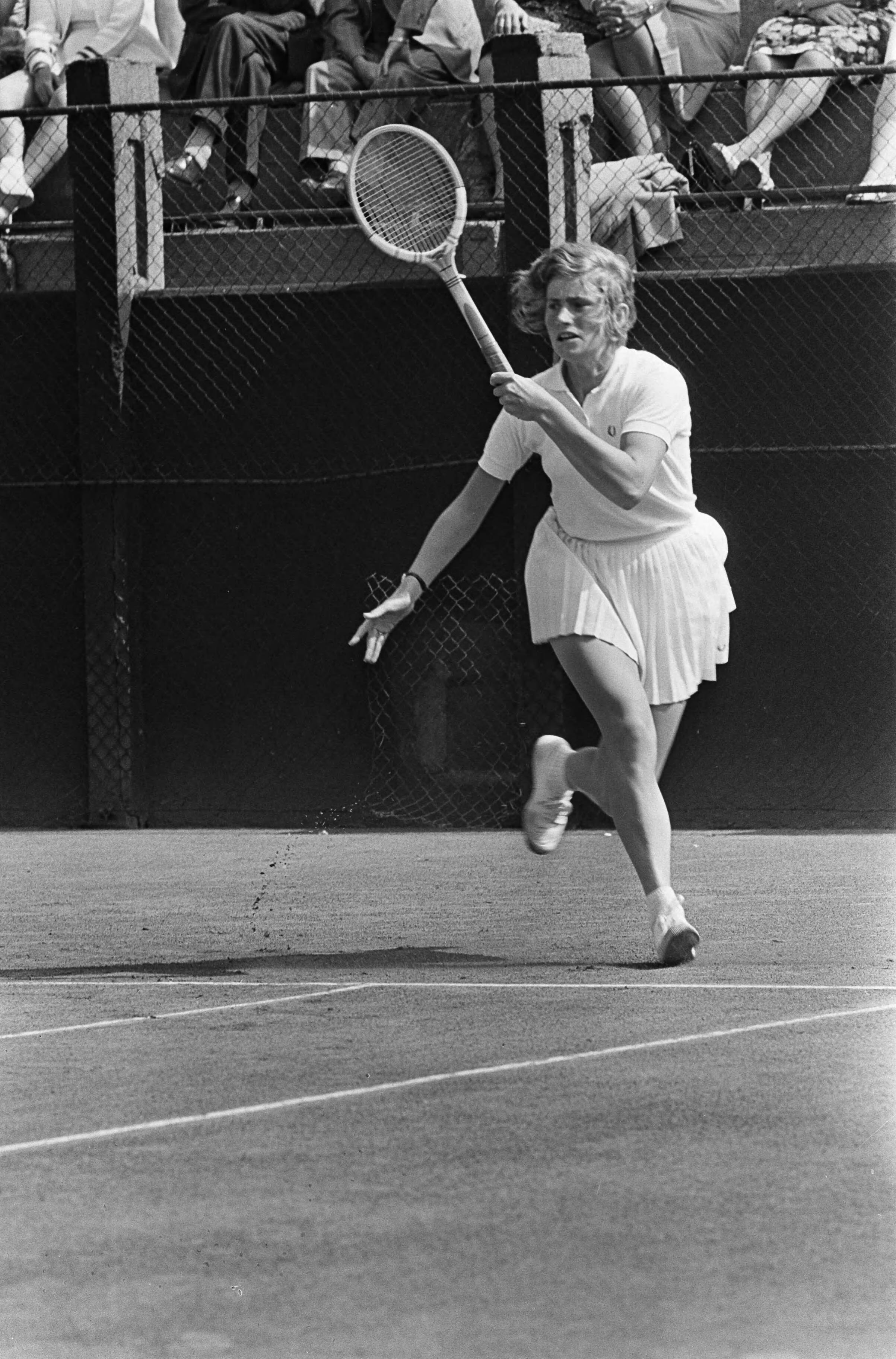 Fotocollectie Anefo — Nederlandse tenniskampioenschappen op de METS-banen te Scheveningen. Trudy Groenman in actie — Foto: Koch, Eric / Anefo. Licentie: Set B: Rechtenvrij / Publiek Domein. Bron: Nationaal Archief. http://hdl.handle.net/10648/aaba4390-d0b4-102d-bcf8-003048976d84