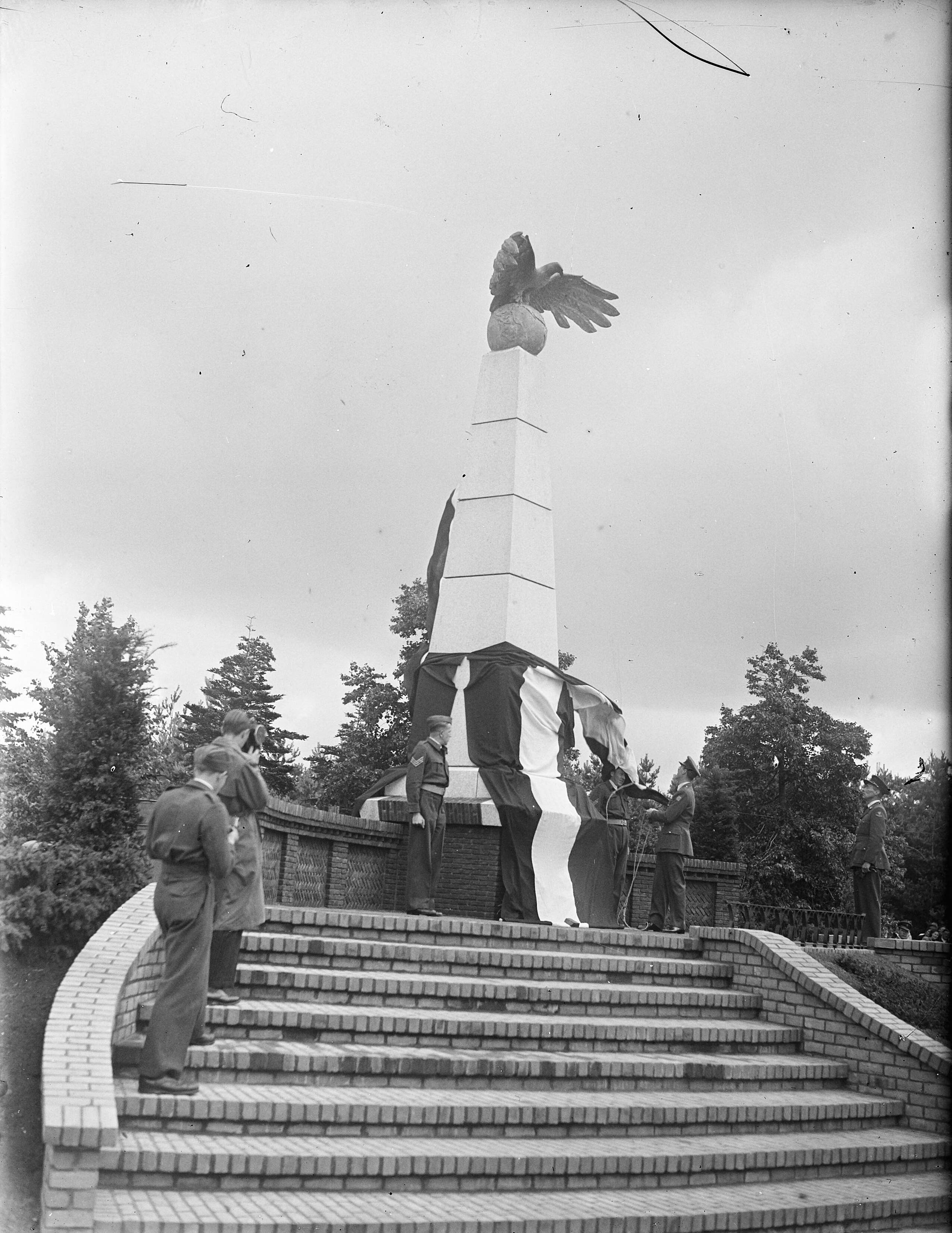 Fotocollectie Anefo — Vliegermonument op Soesterberg onthuld door prins Bernhard — Foto: Noske, J.D. / Anefo. Licentie: Set B: Rechtenvrij / Publiek Domein. Bron: Nationaal Archief. http://hdl.handle.net/10648/a8b8d37c-d0b4-102d-bcf8-003048976d84