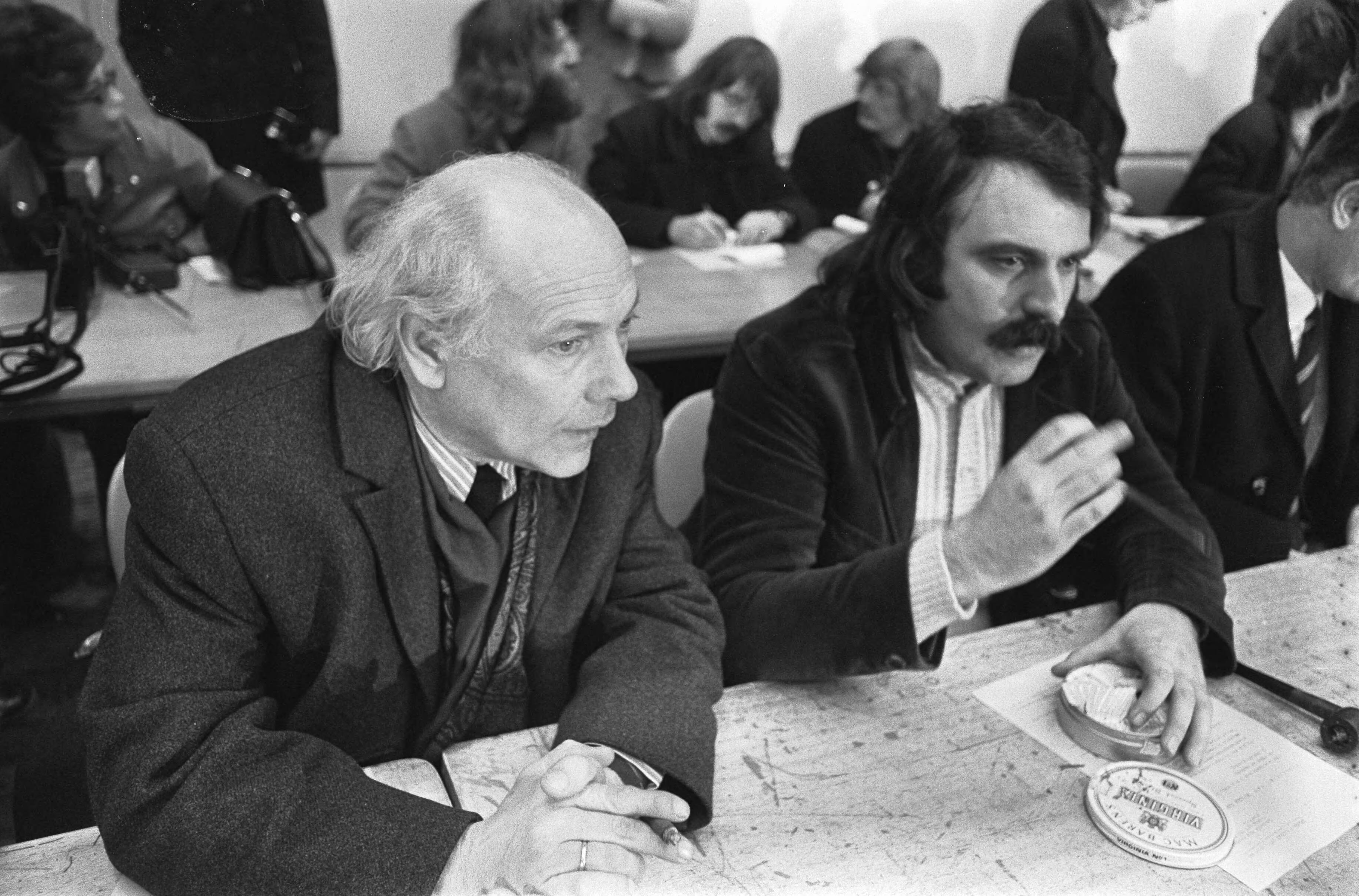 Fotocollectie Anefo — Demonstratie tegen oorlog in Vietnam van meer dan 50.000 mensen in Utrecht, Den Uyl (links) en Andre van de Louw — Foto: Punt, W. / Anefo. Licentie: Set B: Rechtenvrij / Publiek Domein. Bron: Nationaal Archief. http://hdl.handle.net/10648/ac21b5ec-d0b4-102d-bcf8-003048976d84