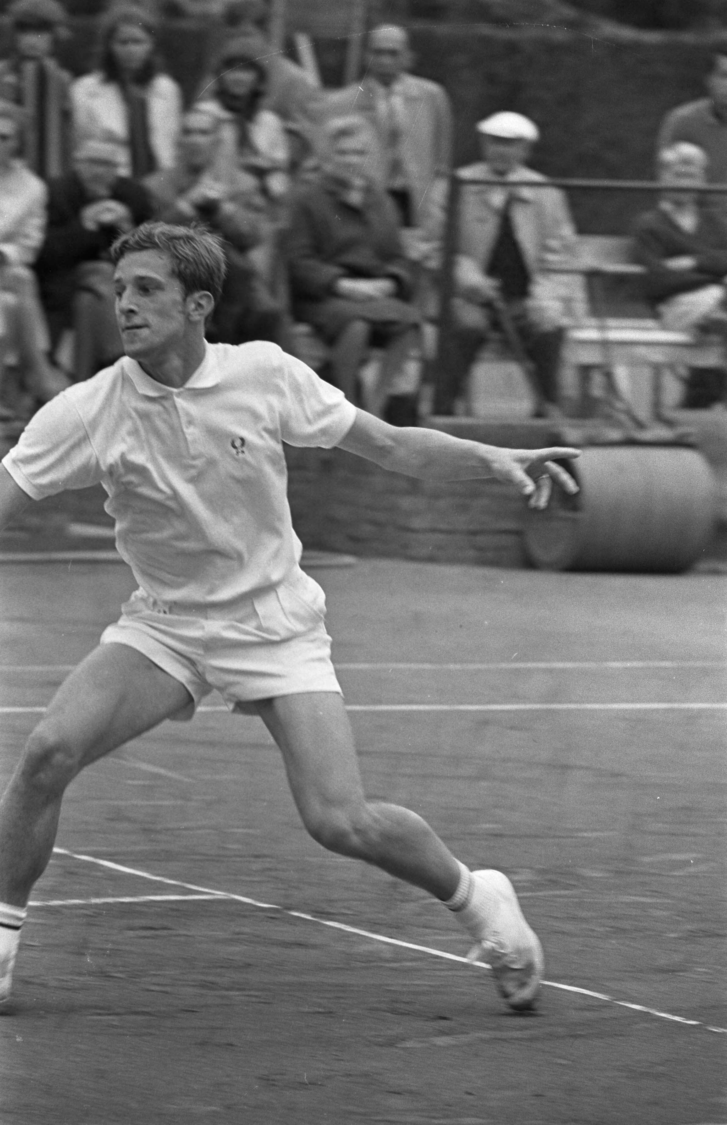 Fotocollectie Anefo — Internationaal tennistoernooi in Hilversum. De Tsjech Kodes in actie in zijn partij tegen Mandarino (opdracht Vrije Volk) — Foto: Kroon, Ron / Anefo. Licentie: Set B: Rechtenvrij / Publiek Domein. Bron: Nationaal Archief. http://hdl.handle.net/10648/ab47f938-d0b4-102d-bcf8-003048976d84