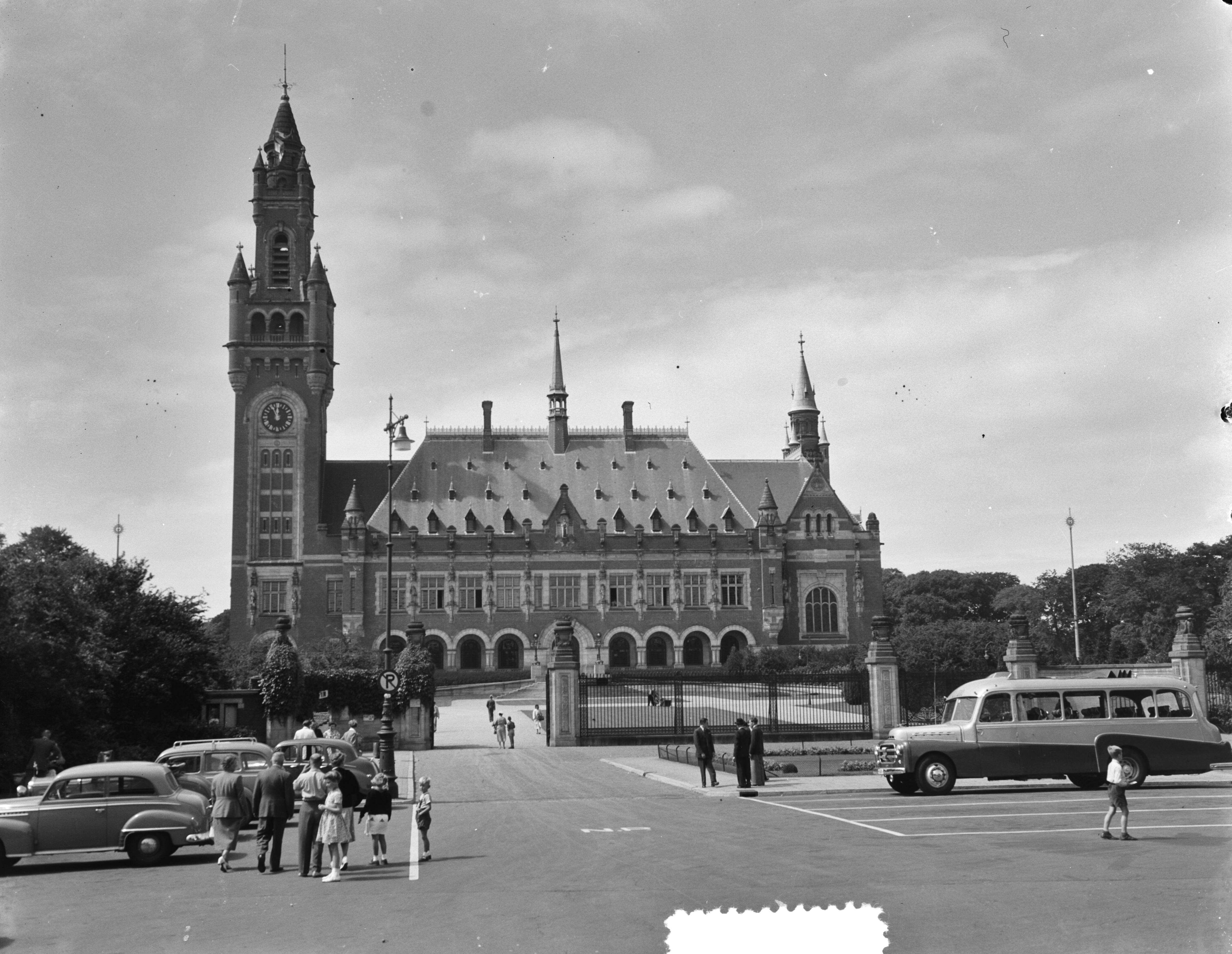 Fotocollectie Anefo — Vredespaleis in Den Haag — Foto: Consenheim, Wim / Anefo. Licentie: Set B: Rechtenvrij / Publiek Domein. Bron: Nationaal Archief. http://hdl.handle.net/10648/a8fdf63c-d0b4-102d-bcf8-003048976d84