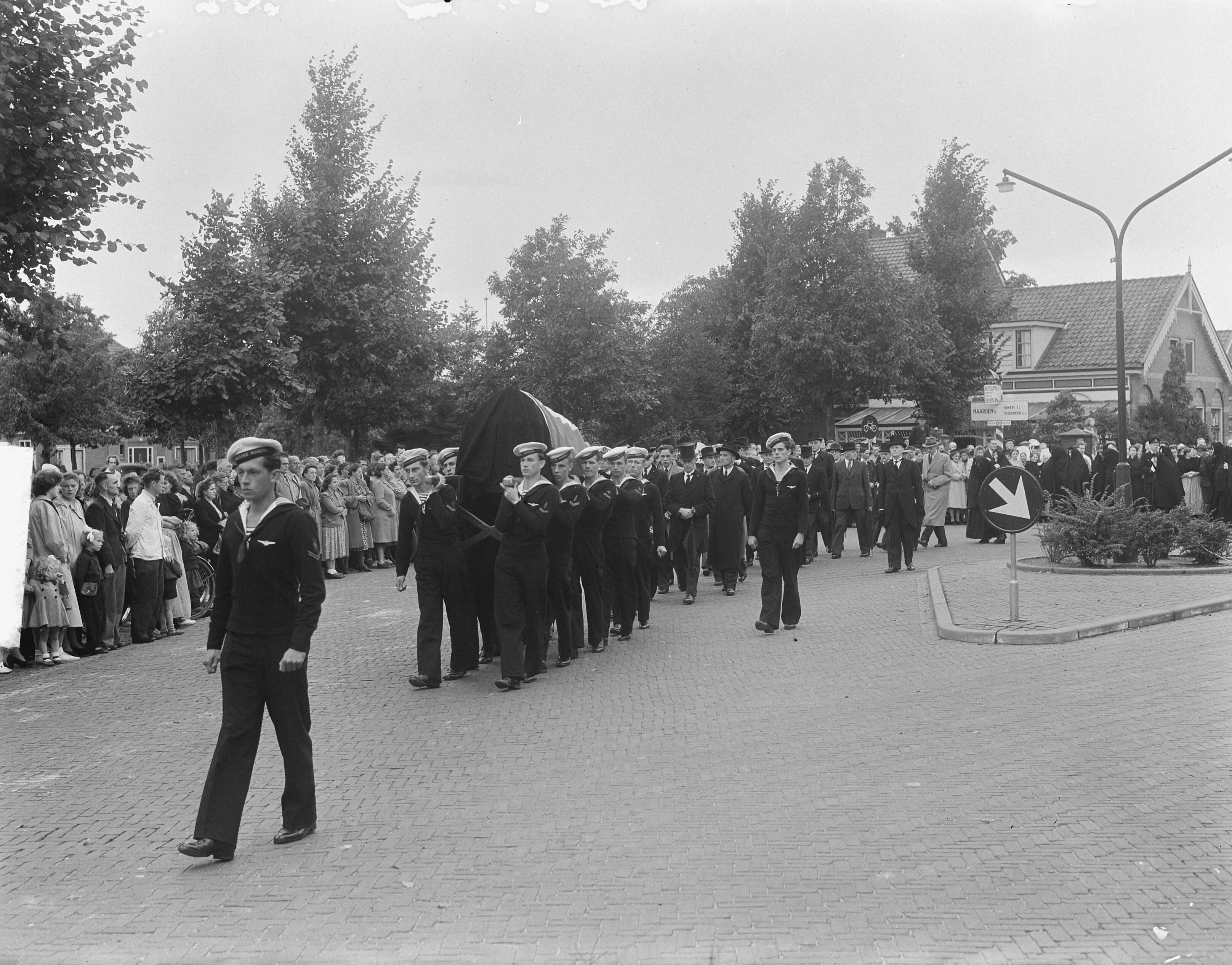 Begrafenis piloot Van der Born te Huizen — Foto: Pot, Harry / Anefo. — Licentie: Set B: Rechtenvrij / Publiek Domein. Bron: Nationaal Archief. http://hdl.handle.net/10648/a8de963e-d0b4-102d-bcf8-003048976d84