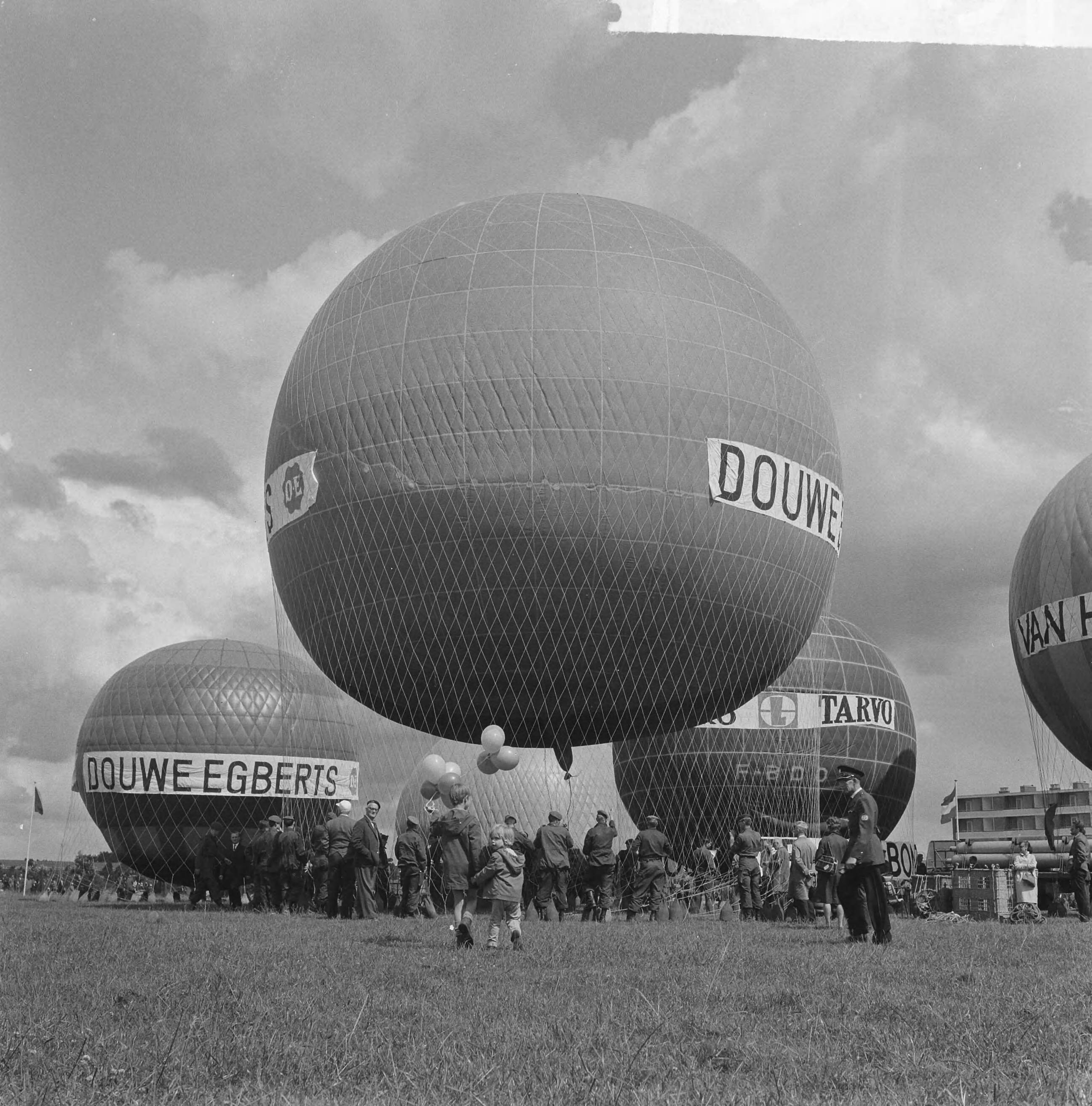 Fotocollectie Anefo — Ballonrace in Utrecht, het van start gaan van de Engelse deelnemers — Foto: Gelderen, Hugo van / Anefo. Licentie: Set B: Rechtenvrij / Publiek Domein. Bron: Nationaal Archief. http://hdl.handle.net/10648/aa6dbca0-d0b4-102d-bcf8-003048976d84