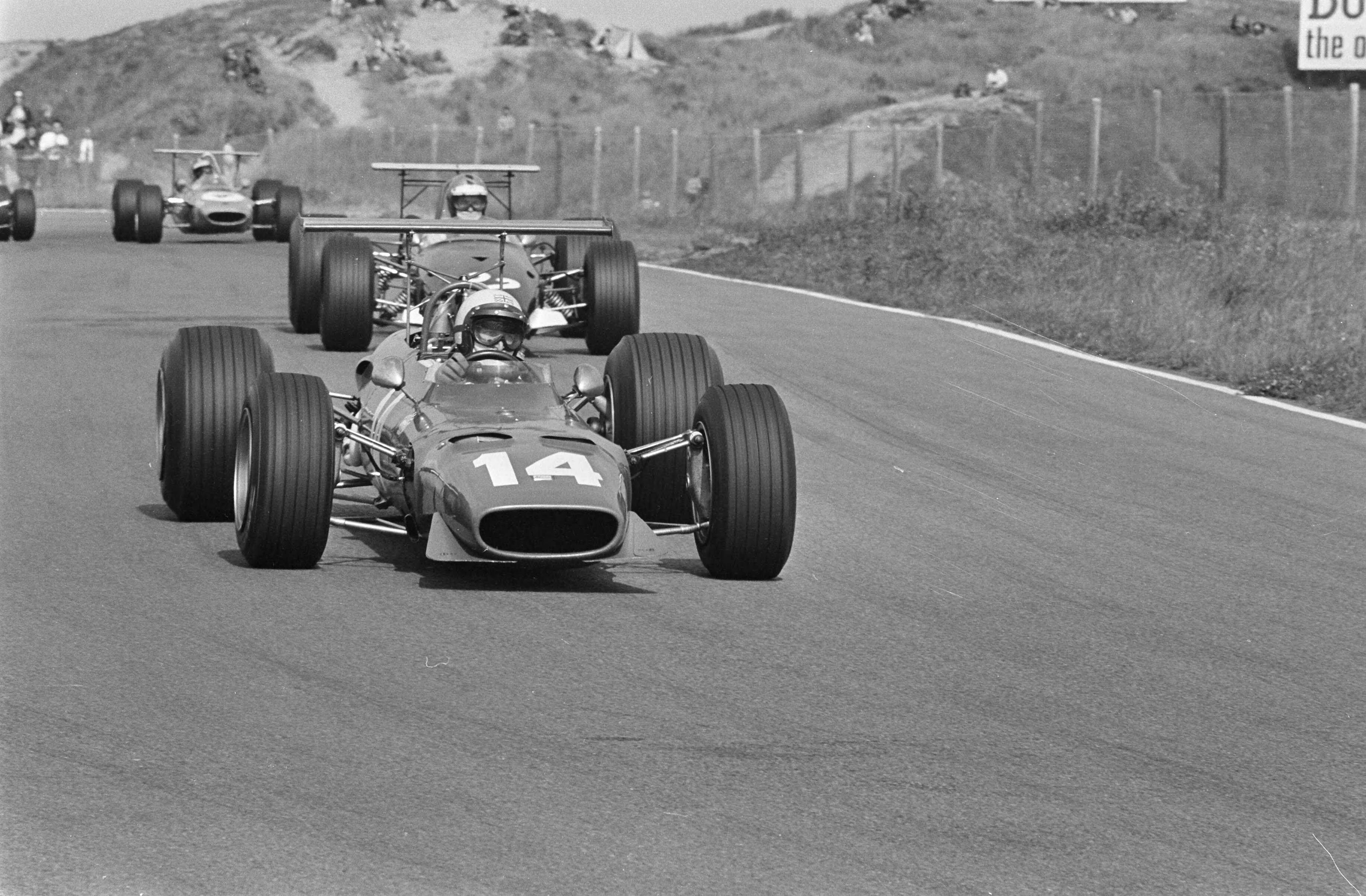 Autoraces in Zandvoort — Derek Bell in Ferrari (nr. 14) — Foto: Fotograaf Onbekend / Anefo. Licentie: Set B: Rechtenvrij / Publiek Domein. Bron: Nationaal Archief. http://hdl.handle.net/10648/ab48dc68-d0b4-102d-bcf8-003048976d84