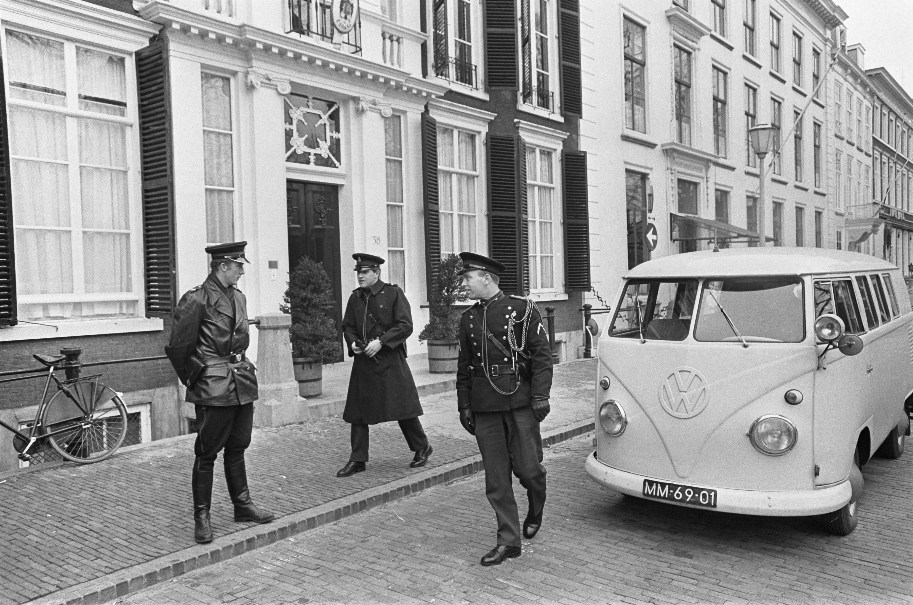 Fotocollectie Anefo — Bewaking ambassades in Den Haag overgenomen door marechaussee — Foto: Kroon, Ron / Anefo. Licentie: Set B: Rechtenvrij / Publiek Domein. Bron: Nationaal Archief. http://hdl.handle.net/10648/ab38864c-d0b4-102d-bcf8-003048976d84