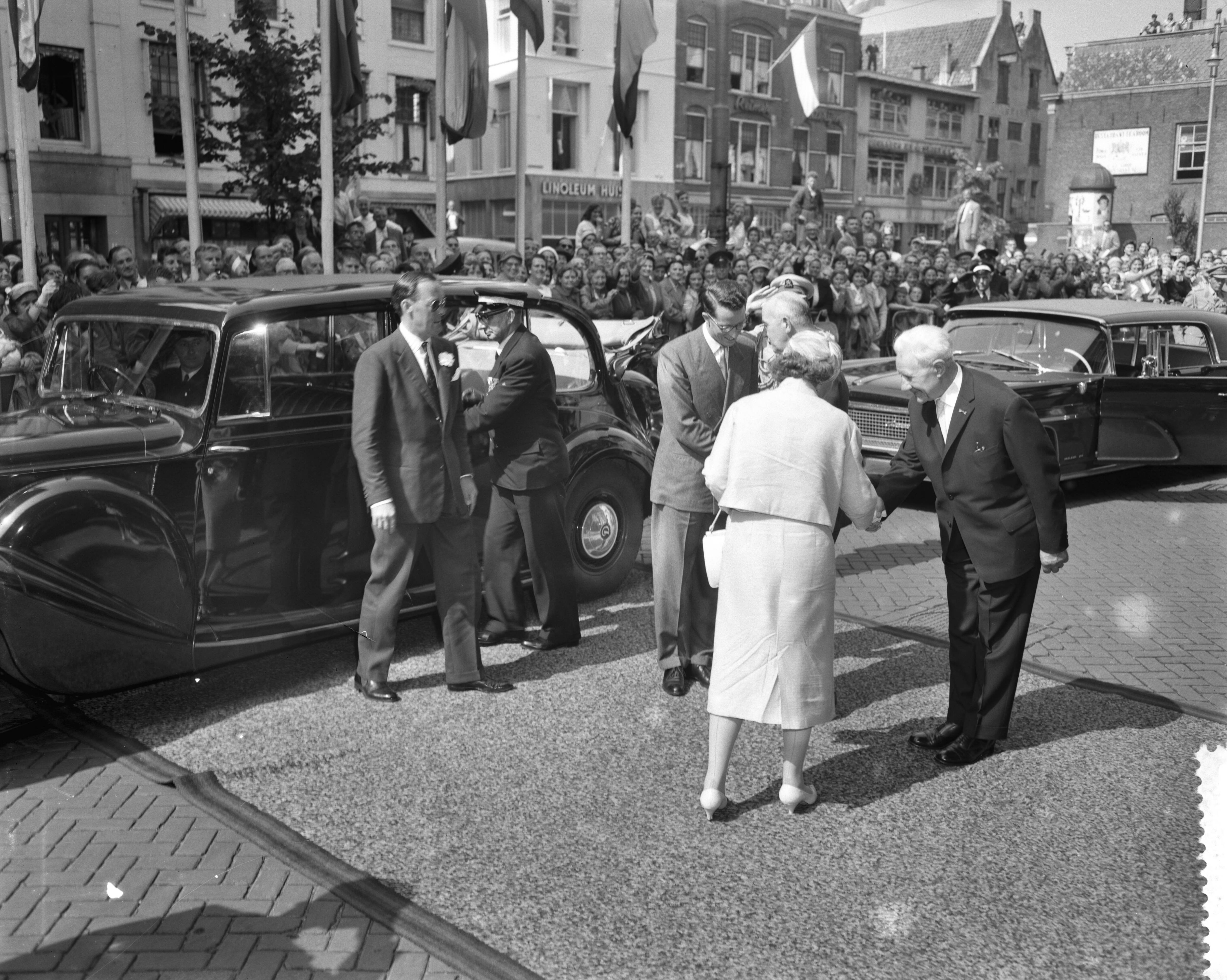 Staatsbezoek koning Boudewijn 1959 — Derde dag van het bezoek van koning Boudewijn. Vertrek van gemeentehuis in Den Haag — Foto: Behrens, Herbert F. / Anefo. Licentie: Set B: Rechtenvrij / Publiek Domein. Bron: Nationaal Archief. http://hdl.handle.net/10648/a99897d2-d0b4-102d-bcf8-003048976d84