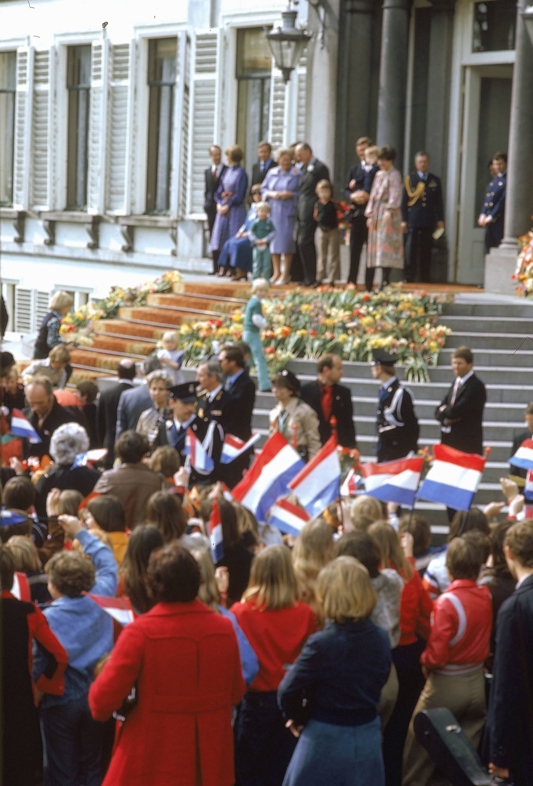 Fotocollectie RVD / Koninklijk Huis — Verjaardag Koningin Juliana. Familie op bordes paleis Soestdijk, 30 april 1977 — Foto: Fotograaf Onbekend / Anefo. Licentie: Set B: Rechtenvrij / Publiek Domein. Bron: Nationaal Archief. http://hdl.handle.net/10648/afb46dda-d0b4-102d-bcf8-003048976d84