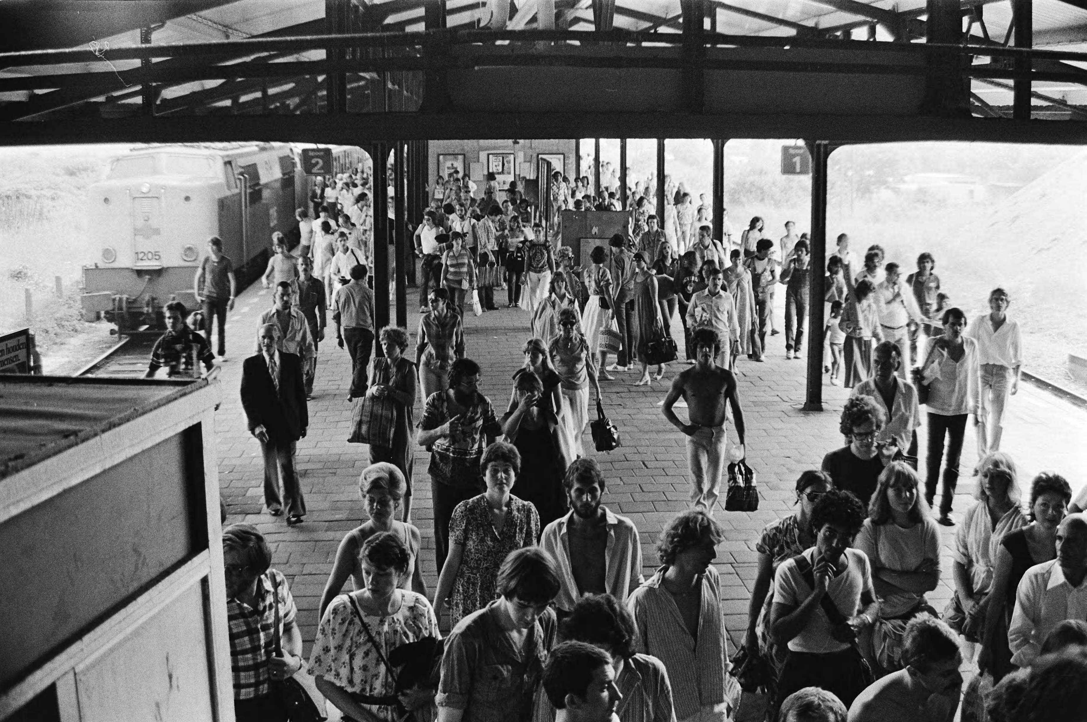 Zomerweer, drukte op het strand in Zandvoort — Drukte op het station van Zandvoort — Foto: Dijk, Hans van / Anefo. Licentie: Set B: Rechtenvrij / Publiek Domein. Bron: Nationaal Archief. http://hdl.handle.net/10648/acce7610-d0b4-102d-bcf8-003048976d84