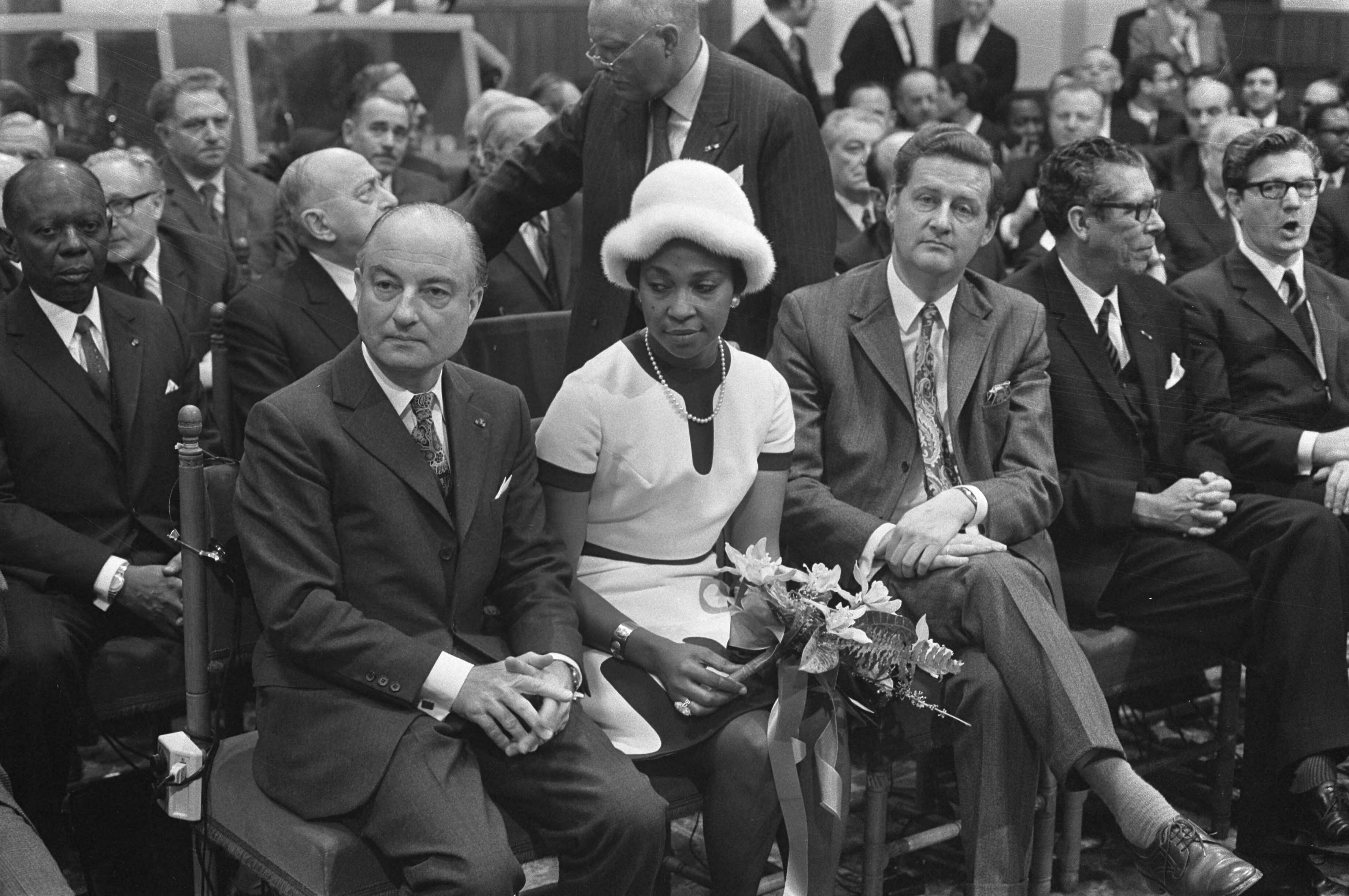 Fotocollectie Anefo — Prinses Beatrix en Prins Claus wonen opening parlementaire conferentie van associatie EEG Afrikaanse landen bij Den Haag — Foto: Verhoeff, Bert / Anefo. Licentie: Set B: Rechtenvrij / Publiek Domein. Bron: Nationaal Archief. http://hdl.handle.net/10648/abddbc84-d0b4-102d-bcf8-003048976d84