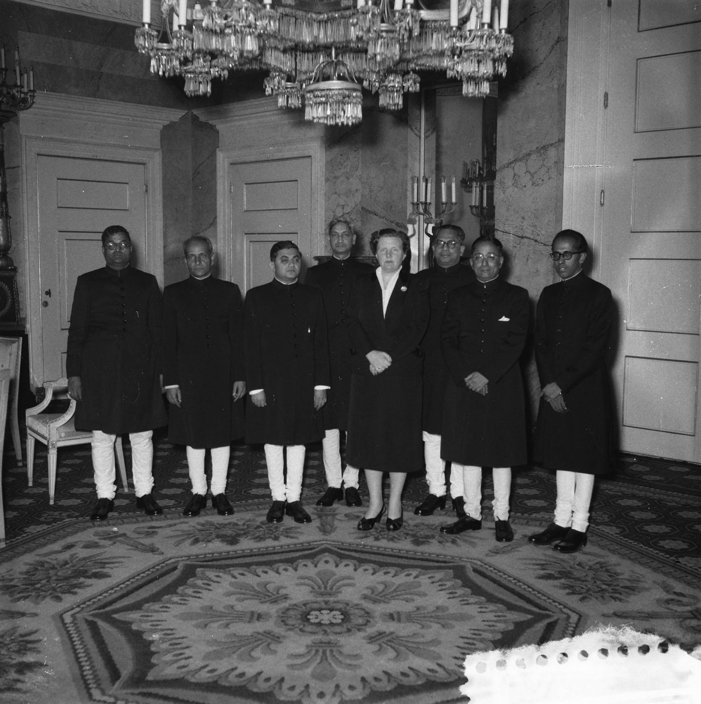 Fotocollectie Anefo — Bezoek Indiase journalisten aan koningin Juliana op paleis Soestdijk. Groepsportret — Foto: Noske, J.D. / Anefo. Licentie: Set B: Rechtenvrij / Publiek Domein. Bron: Nationaal Archief. http://hdl.handle.net/10648/a91f7438-d0b4-102d-bcf8-003048976d84