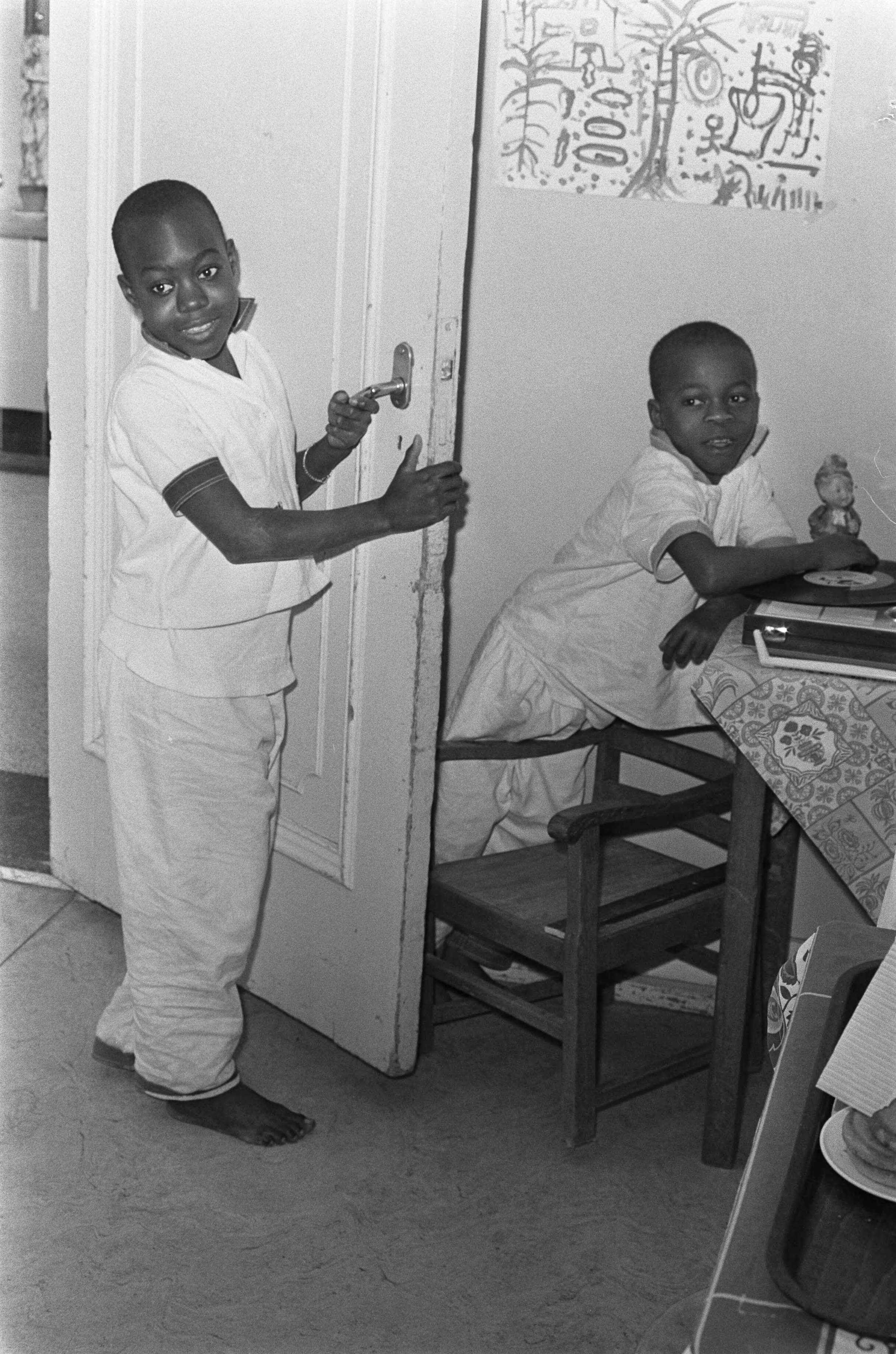 Fotocollectie Anefo — Opdracht Volkskrant Biafraanse kinderen in kliniek te Huizen — Foto: Verhoeff, Bert / Anefo. Licentie: Set B: Rechtenvrij / Publiek Domein. Bron: Nationaal Archief. http://hdl.handle.net/10648/ab667dfe-d0b4-102d-bcf8-003048976d84