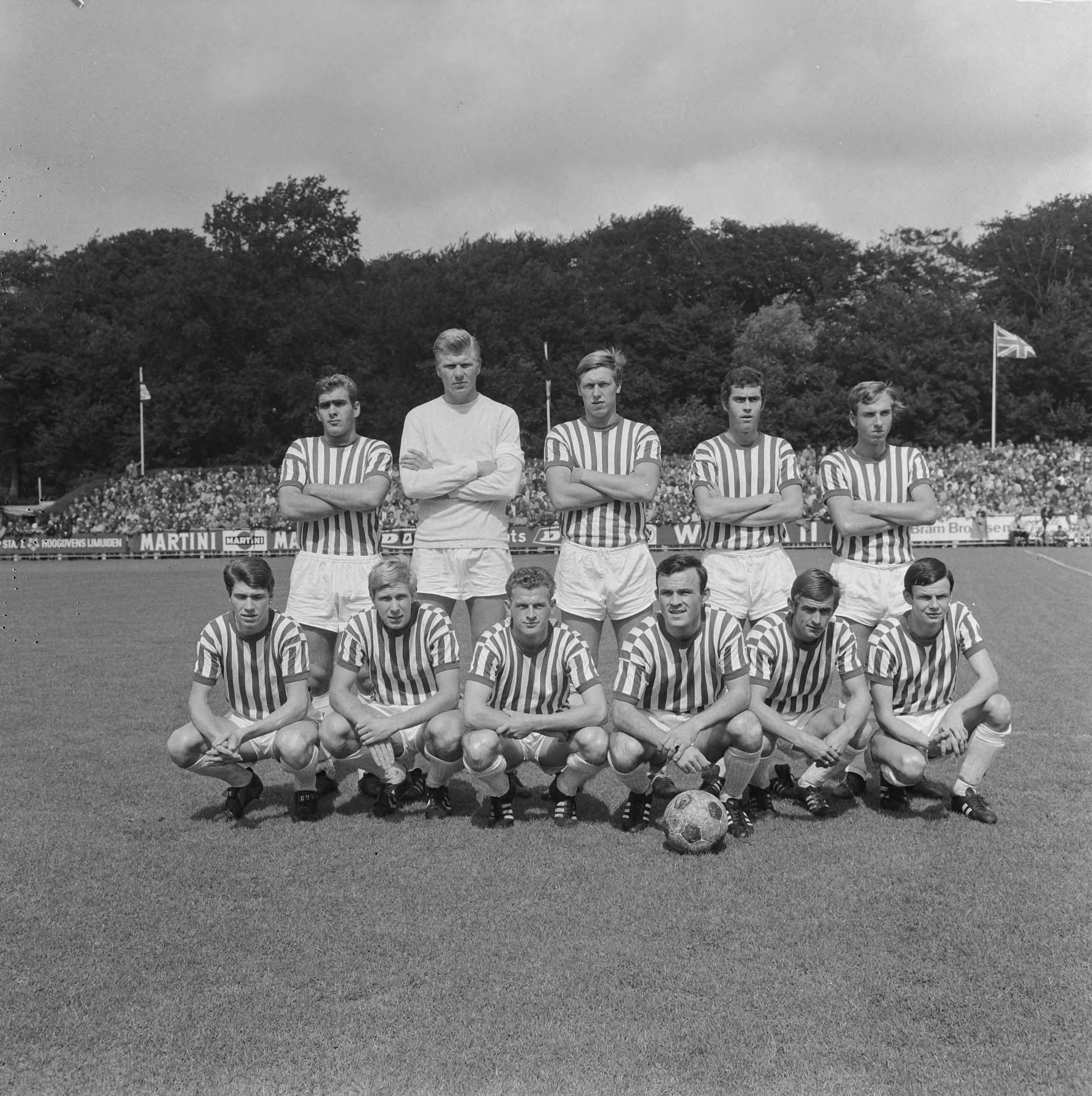 AZ 67-Holland Sport, 2-0 — Het elftal van Holland Sport. Staand vlnr Teske, v. Vianen, v. Maurik, Dorjee, Don, zittend vlnr v.d. Bol, Roggeveen, Valkenhoff, Verlangen, Bolleboom, Kronshorst — Foto: Evers, Joost / Anefo. Licentie: Set B: Rechtenvrij / Publiek Domein. Bron: Nationaal Archief. http://hdl.handle.net/10648/ab4a881a-d0b4-102d-bcf8-003048976d84
