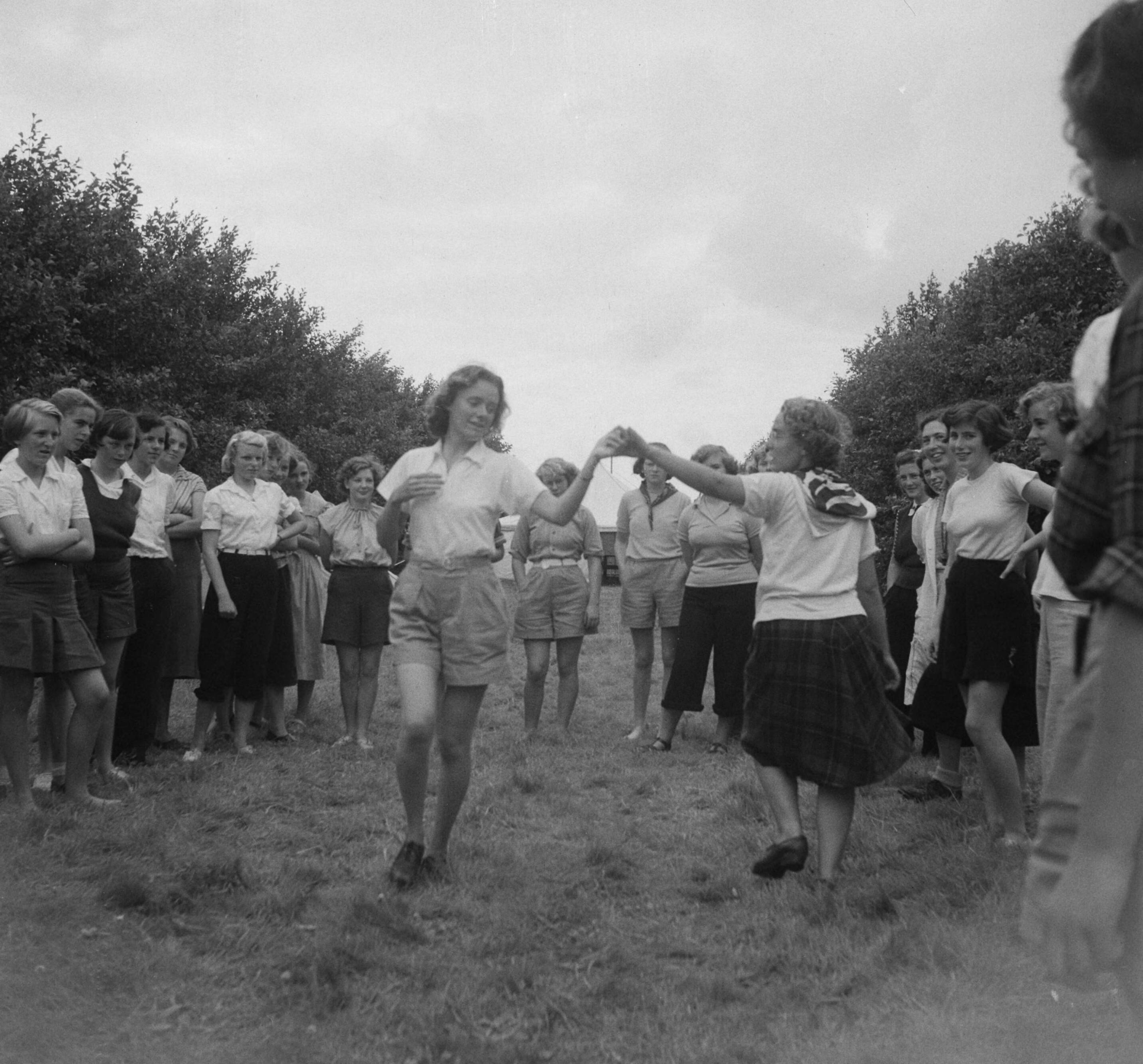 VCJC kamp Heemstede — VCJC (Vrijzinnig Christelijke Jeugd Centrale) Kamp te Heemstede (Noord-Holland) — Foto: Oorschot, […] van / Anefo. Licentie: Set B: Rechtenvrij / Publiek Domein. Bron: Nationaal Archief. http://hdl.handle.net/10648/a8dca61c-d0b4-102d-bcf8-003048976d84