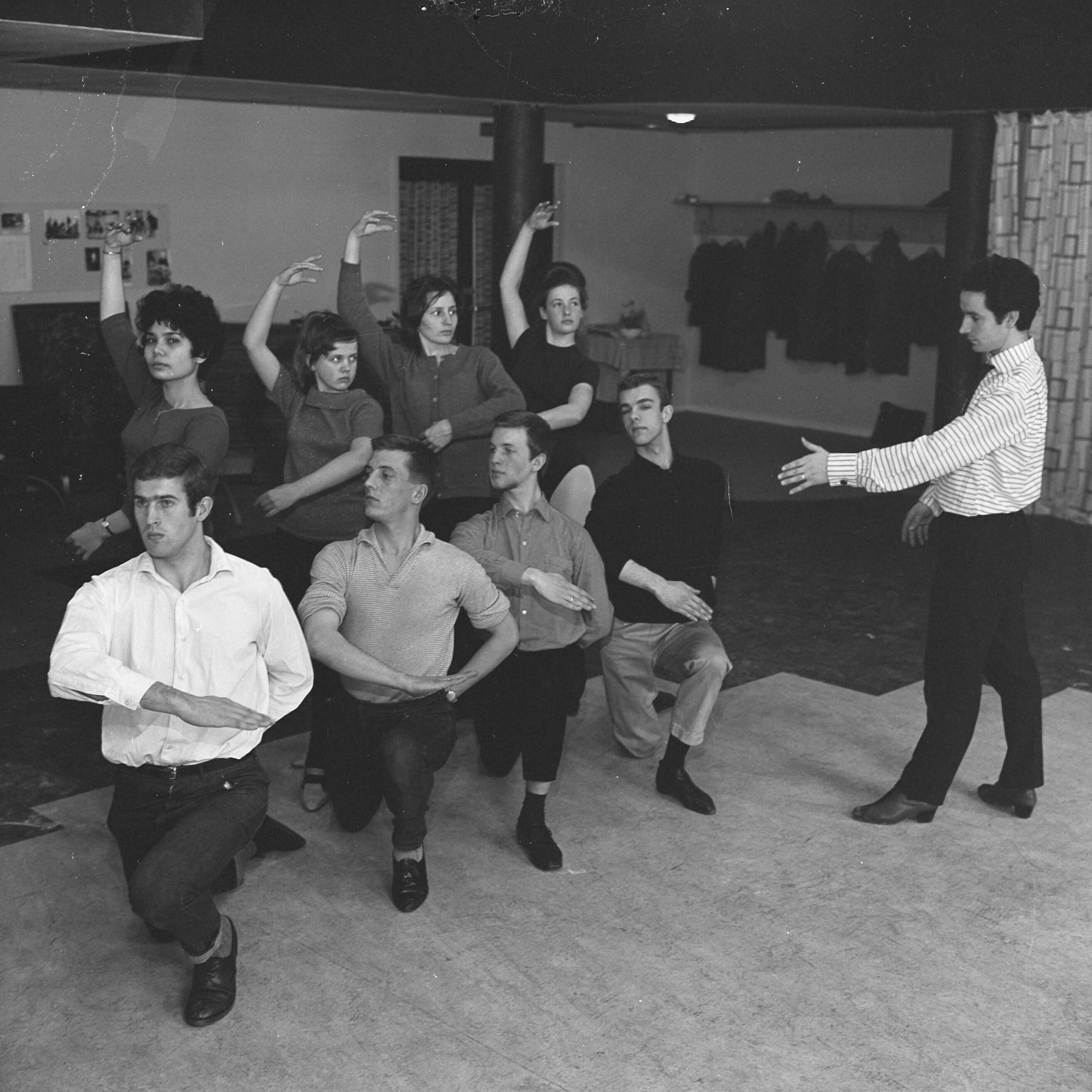 Fotocollectie Anefo — Eerste Nederlandse Show Academie te Den Haag geeft Spaanse danslessen — Foto: Koch, Eric / Anefo. Licentie: Set B: Rechtenvrij / Publiek Domein. Bron: Nationaal Archief. http://hdl.handle.net/10648/a9fe47d0-d0b4-102d-bcf8-003048976d84