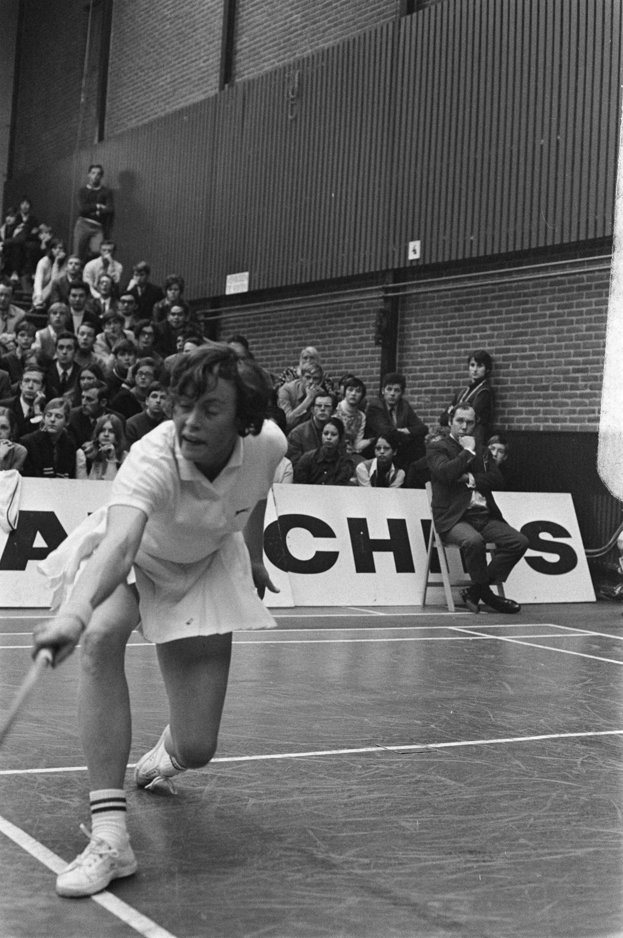 Fotocollectie Anefo — Internationale badmintonwedstrijden in Duinwijckhal Haarlem Spelmoment — Foto: Verhoeff, Bert / Anefo. Licentie: Set B: Rechtenvrij / Publiek Domein. Bron: Nationaal Archief. http://hdl.handle.net/10648/ab8d46be-d0b4-102d-bcf8-003048976d84