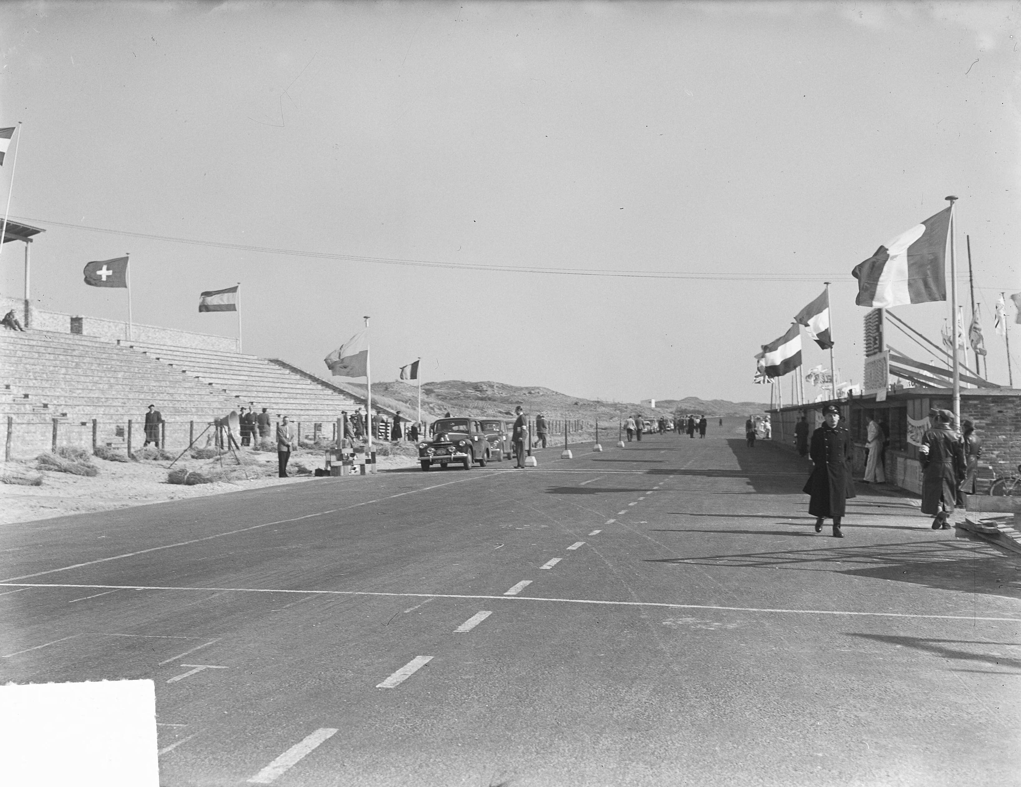 Fotocollectie Anefo — Klassementsrit van de Tulpenrallye te Zandvoort — Foto: Pot, Harry / Anefo. Licentie: Set B: Rechtenvrij / Publiek Domein. Bron: Nationaal Archief. http://hdl.handle.net/10648/a8d744c4-d0b4-102d-bcf8-003048976d84