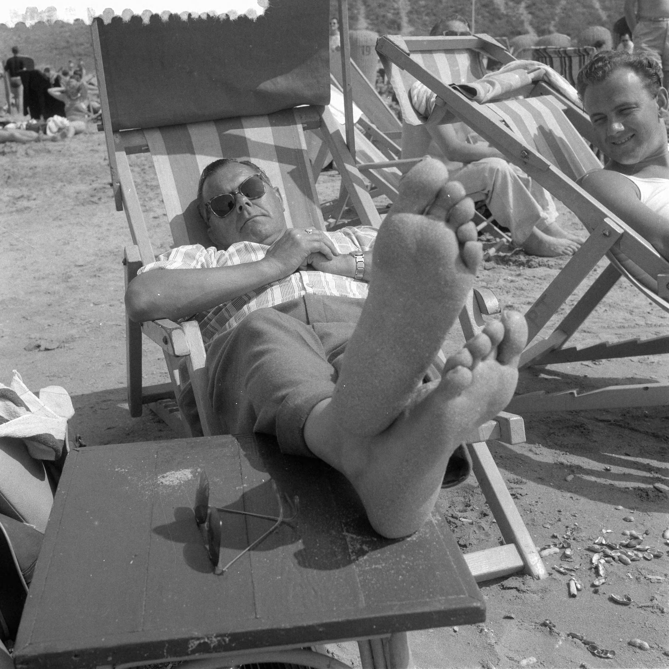Fotocollectie Anefo — Strandleven te Zandvoort — Foto: Noske, J.D. / Anefo. Licentie: Set B: Rechtenvrij / Publiek Domein. Bron: Nationaal Archief. http://hdl.handle.net/10648/a9666c1c-d0b4-102d-bcf8-003048976d84
