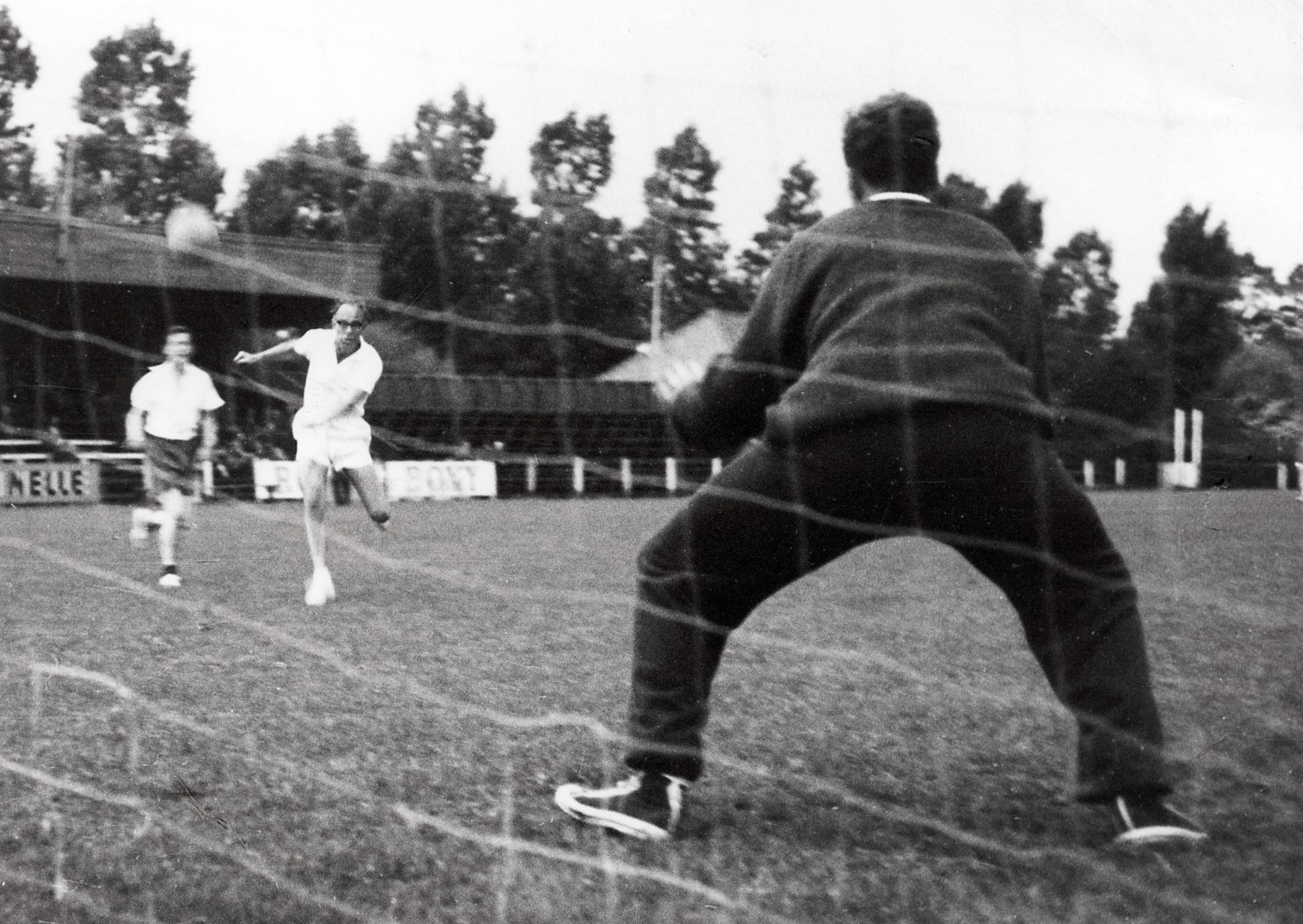 Sportactiviteiten personeel Drukkerij N.V. De Spaarnestad / Voetbal, o.a. F.C. Panorama — [Serie bedrijfsvoetbal Spaarnestad, diverse jaren] De stormloop wordt besloten met een daverend schot dat tot grote opluchting van keeper Hilterman ver naast de palen beland — Foto: Fotograaf Onbekend / Spaarnestad / Spaarnestad Photo (05887). Licentie: Set B: Rechtenvrij / Publiek Domein. Bron: Nationaal Archief. http://hdl.handle.net/10648/35429da6-3f0d-a382-e063-6df0900a6686
