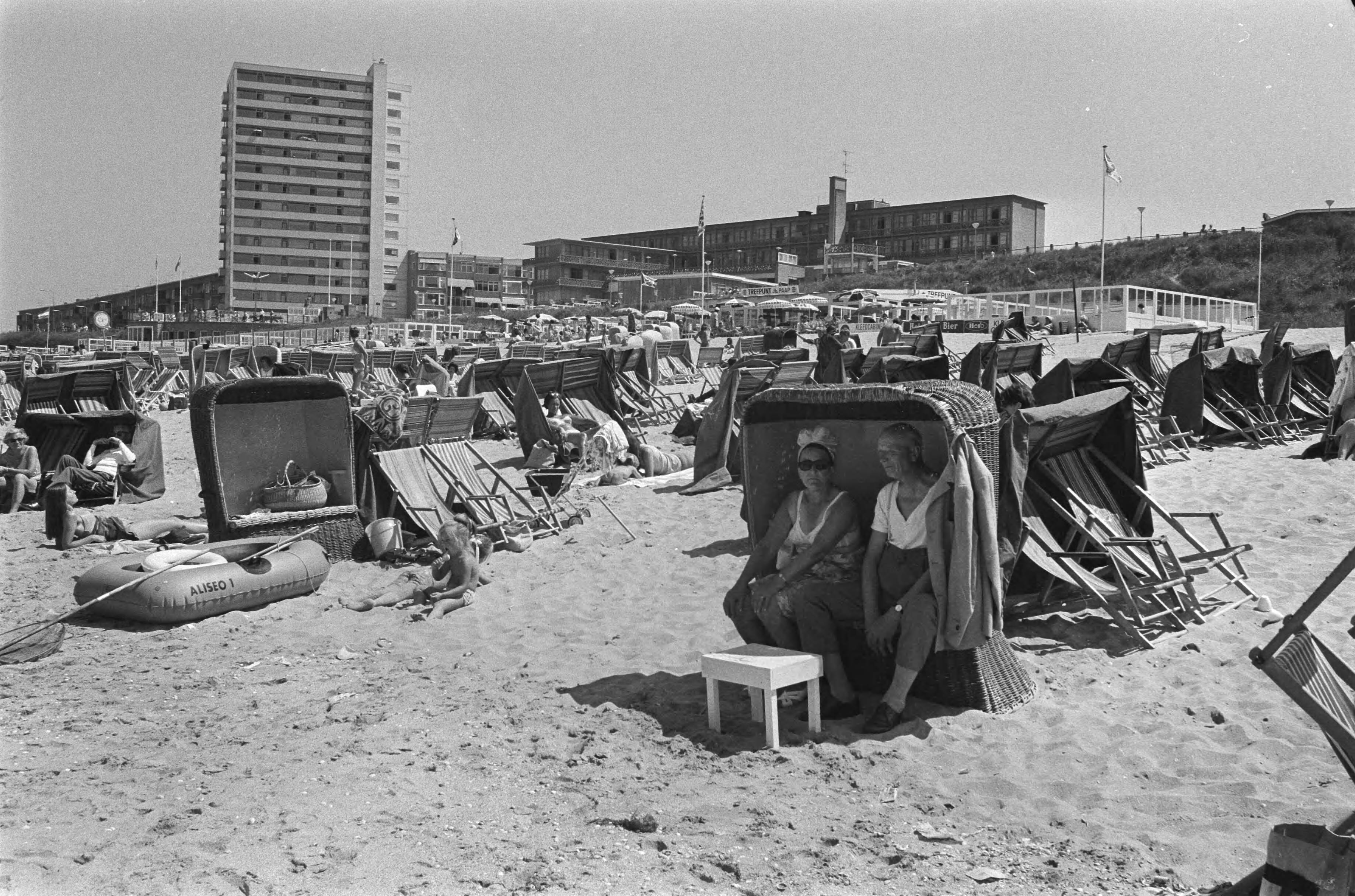 Fotocollectie Anefo — Drukte op strand, Zandvoort — Foto: Peters, Hans / Anefo. Licentie: Set B: Rechtenvrij / Publiek Domein. Bron: Nationaal Archief. http://hdl.handle.net/10648/abc5dbdc-d0b4-102d-bcf8-003048976d84