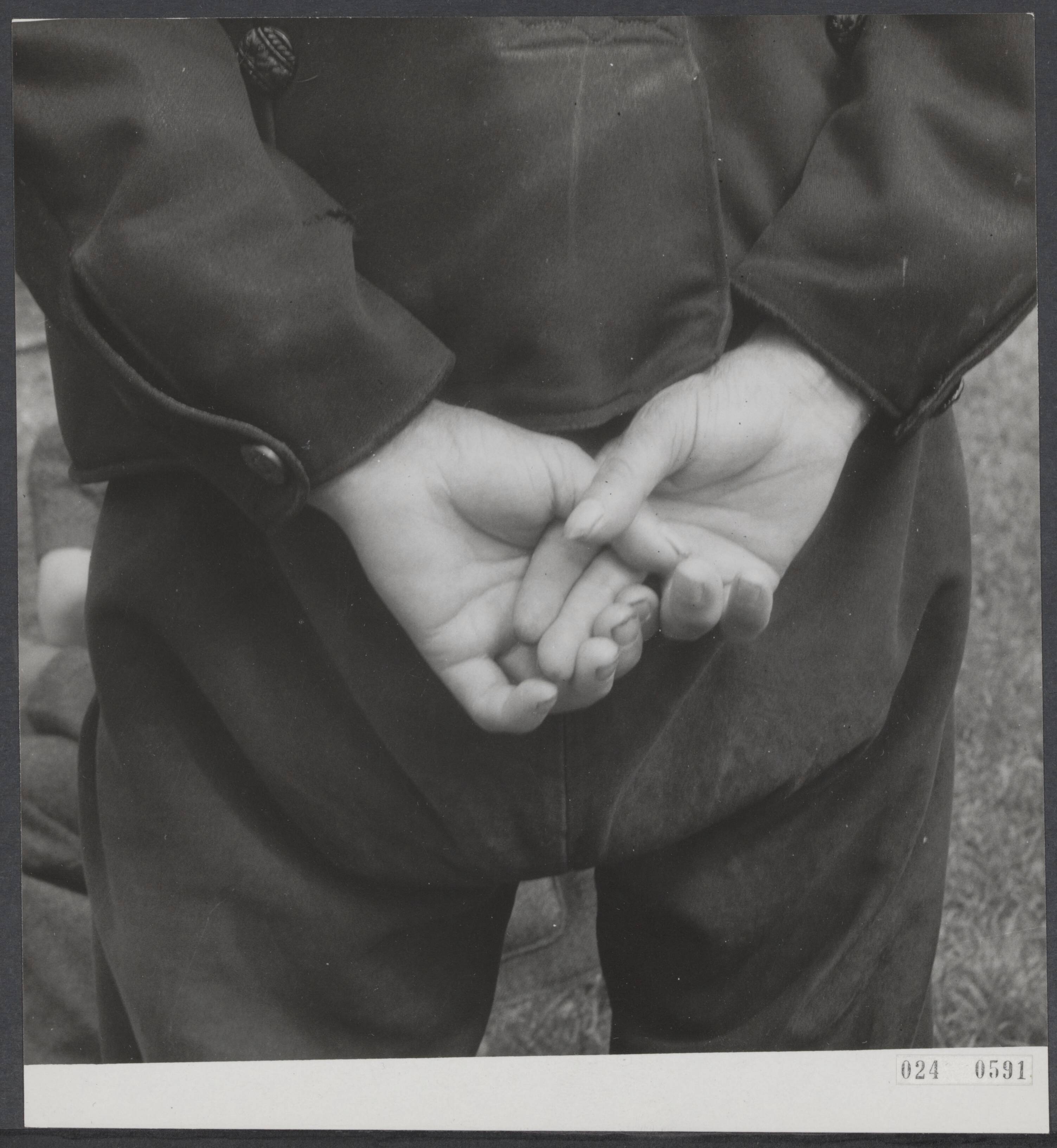 Fotocollectie Elsevier Binnenland — Ringsteken Middelburg. Bijschrift "Tot nu toe tevreden over Piet, z'n zoon". Gezicht op gekruiste handen van an — Foto: Noske, J.D. / Anefo. Licentie: Set B: Rechtenvrij / Publiek Domein. Bron: Nationaal Archief. http://hdl.handle.net/10648/add7e686-d0b4-102d-bcf8-003048976d84