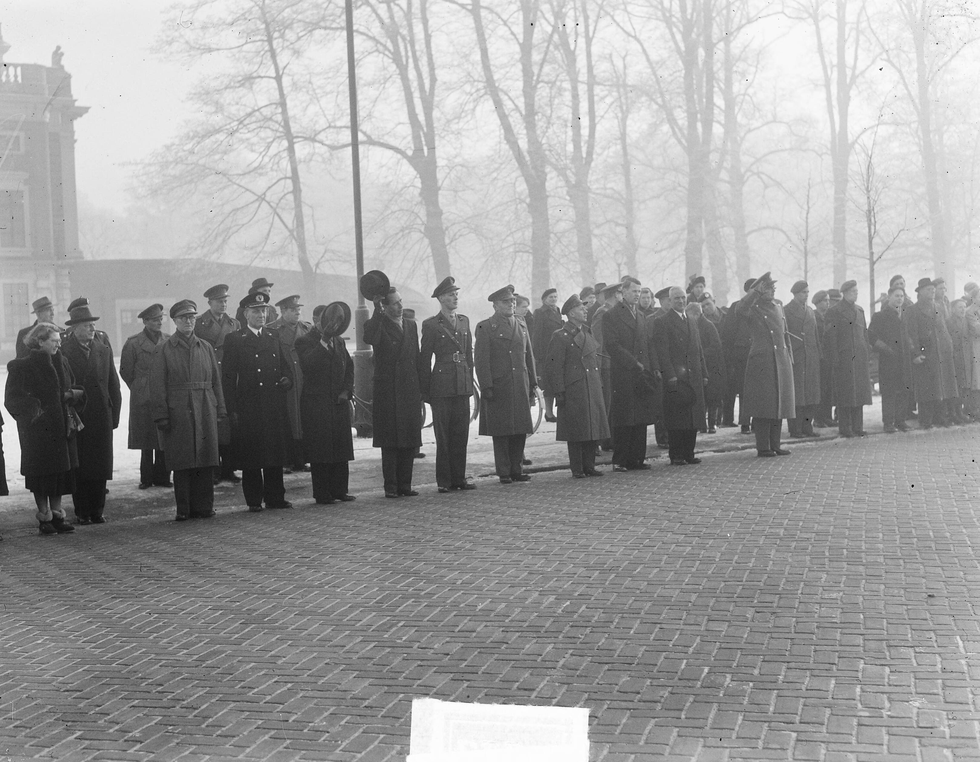 Defilé Koudenhoorn Kazerne Haarlem na beëindiging van inspectie — Foto: Vogel, Carel L. de / Anefo. — Licentie: Set B: Rechtenvrij / Publiek Domein. Bron: Nationaal Archief. http://hdl.handle.net/10648/a8e3dfcc-d0b4-102d-bcf8-003048976d84
