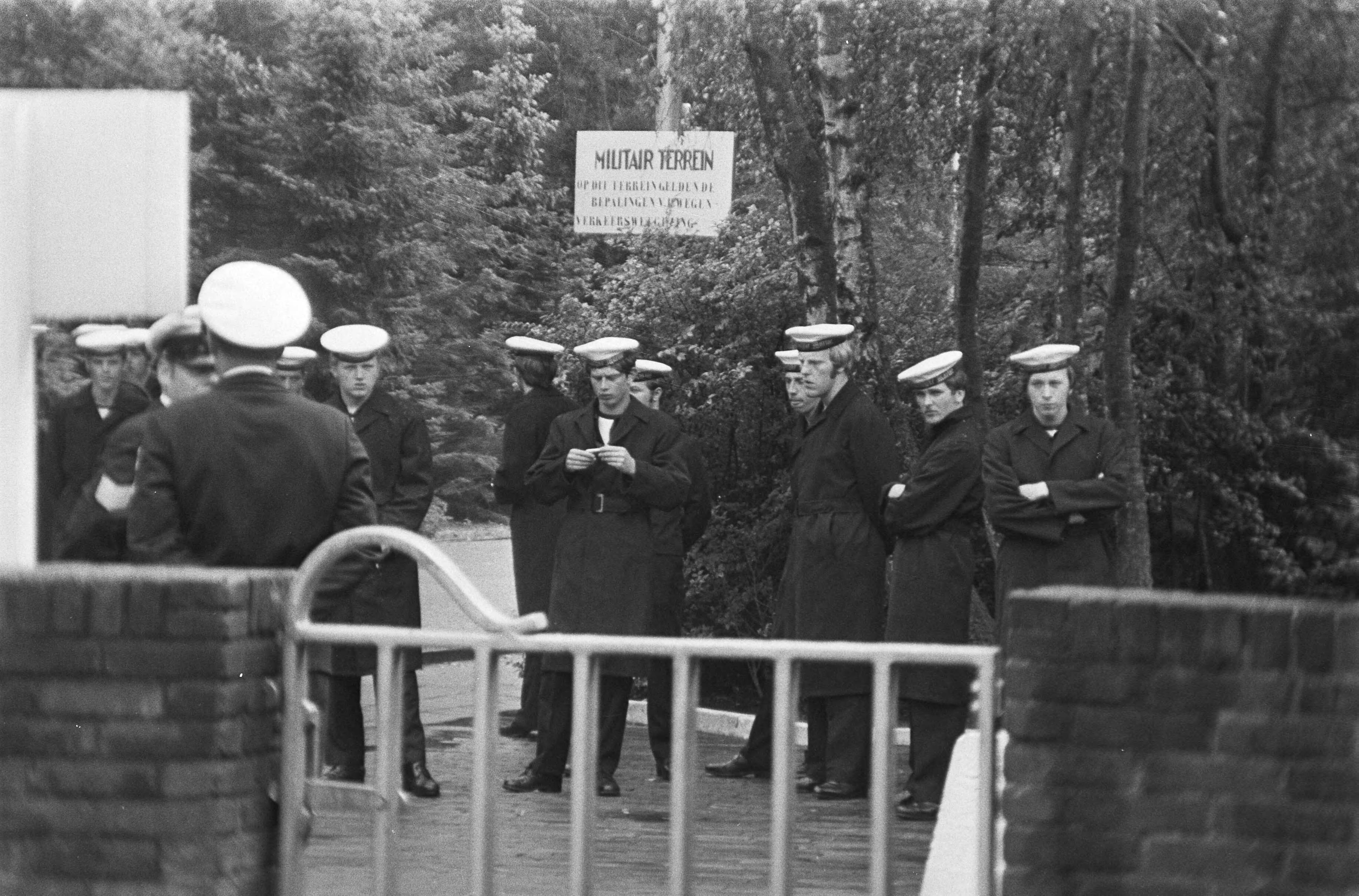 Fotocollectie Anefo — Marineopleidingskamp Hilversum met mannen, exterieur — Foto: Punt, W. / Anefo. Licentie: Set B: Rechtenvrij / Publiek Domein. Bron: Nationaal Archief. http://hdl.handle.net/10648/abc92666-d0b4-102d-bcf8-003048976d84