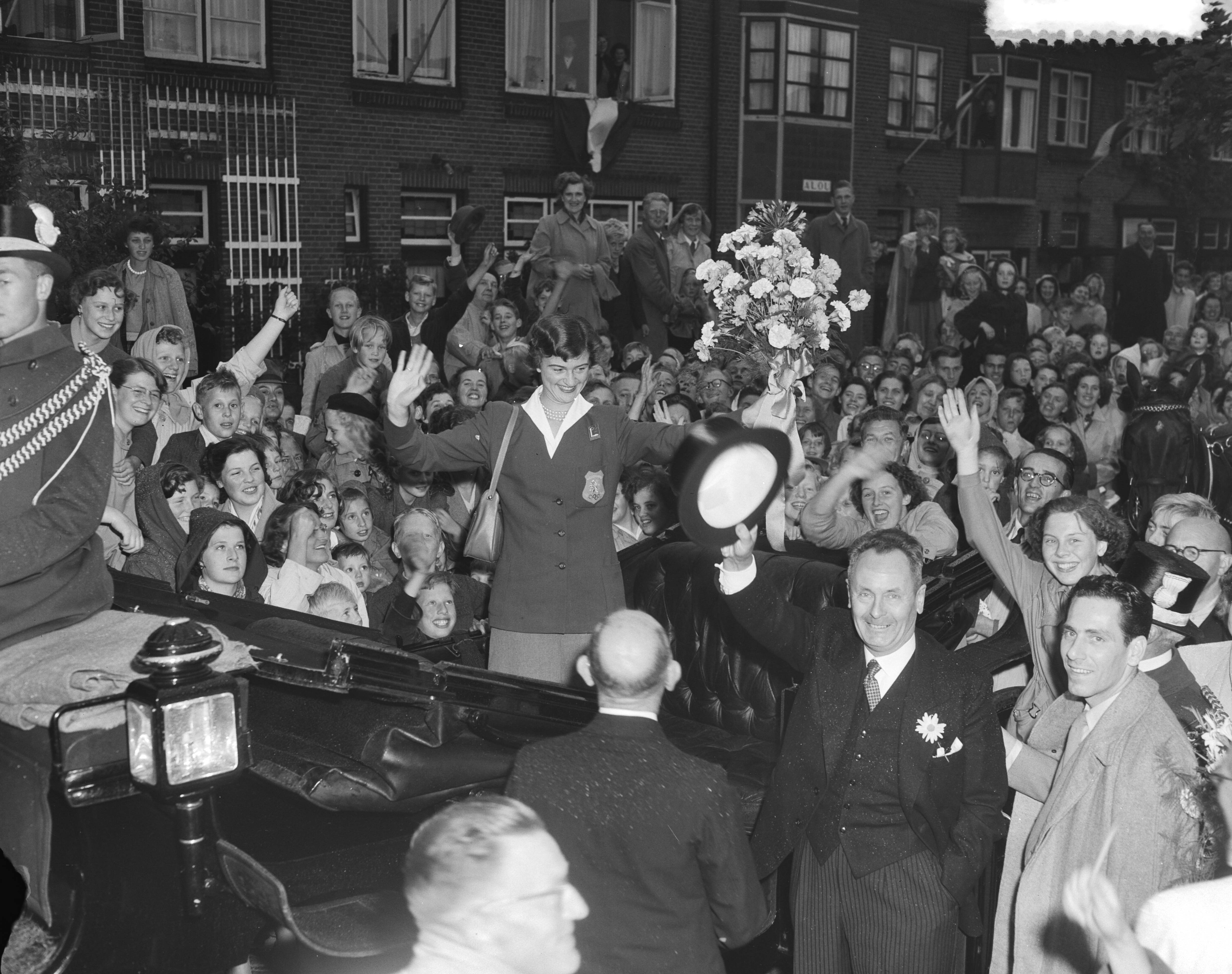 Fotocollectie Anefo — Aankomst Puck Brouwer in Leidschendam — Foto: Consenheim, Wim / Anefo. Licentie: Set B: Rechtenvrij / Publiek Domein. Bron: Nationaal Archief. http://hdl.handle.net/10648/a8fdc32e-d0b4-102d-bcf8-003048976d84