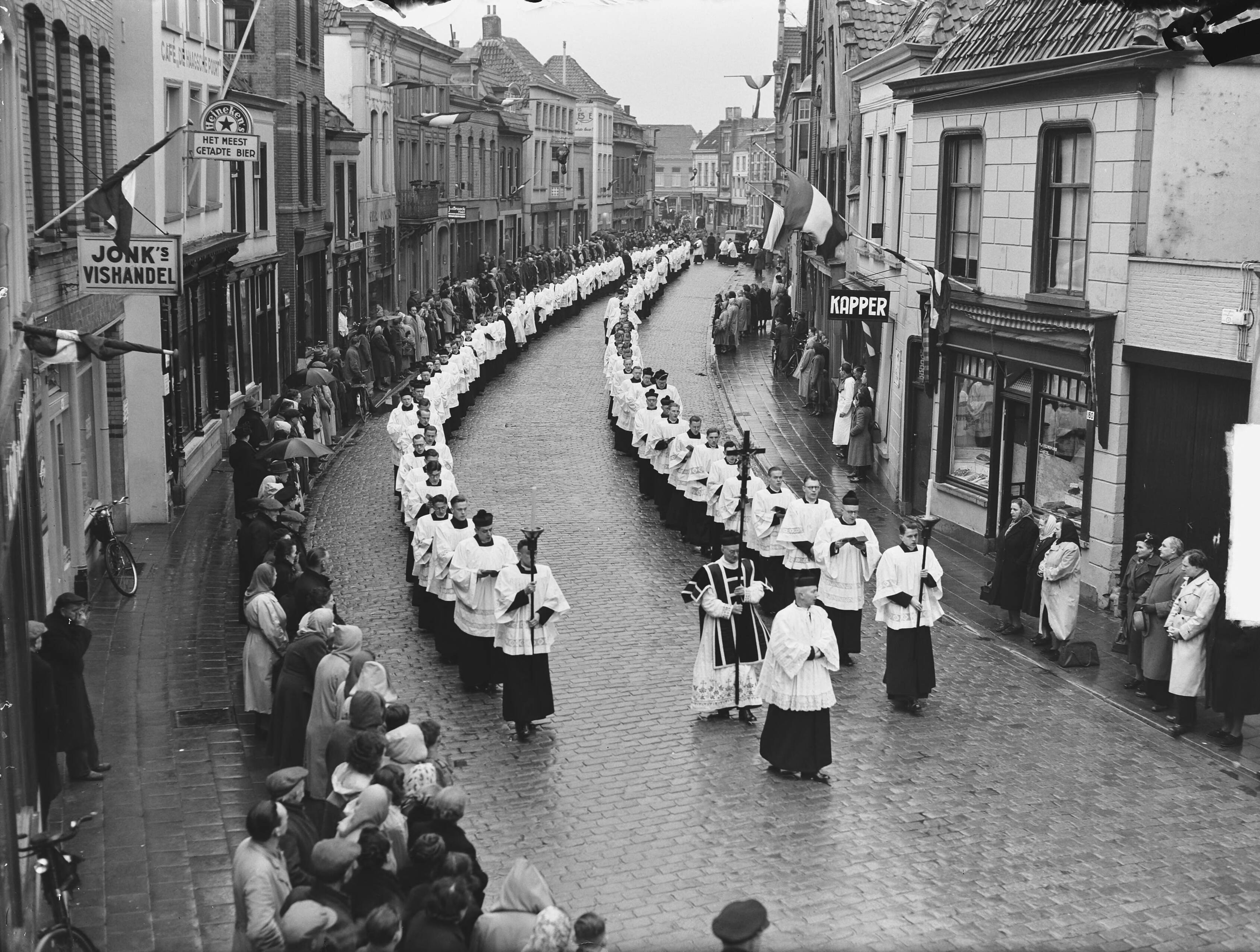 Fotocollectie Anefo — Begrafenis van de bisschop van Breda, mgr. P.A.W. Hopmans — Foto: Pot, Harry / Anefo. Licentie: Set B: Rechtenvrij / Publiek Domein. Bron: Nationaal Archief. http://hdl.handle.net/10648/a8e65e14-d0b4-102d-bcf8-003048976d84