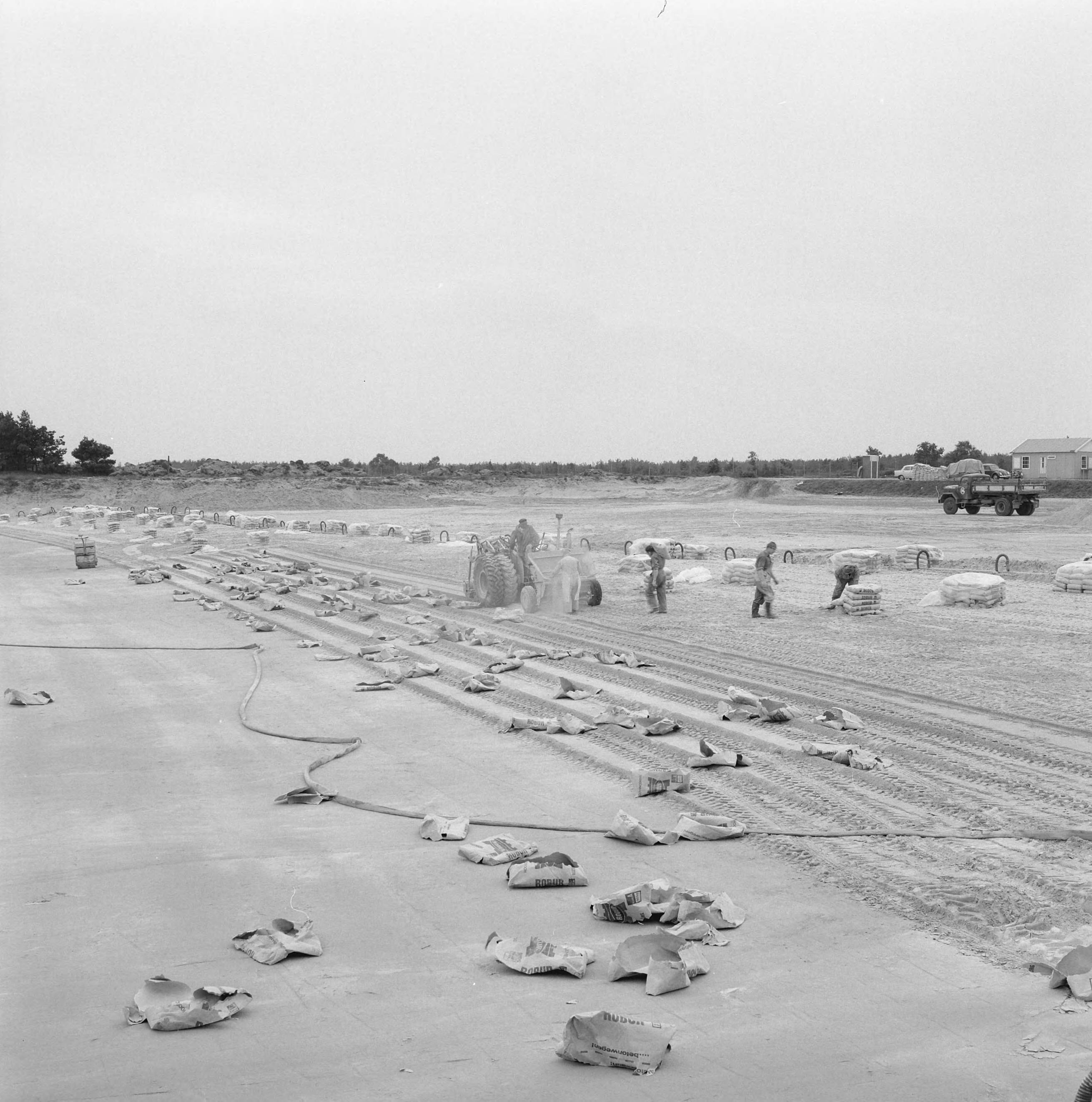 Fotocollectie Nederlandse Heidemaatschappij — Strandbad "Beekse Bergen". Het stabiliseren in volle gang — Foto: Wüllschleger, [...] / Heidemij. Licentie: Set B: Rechtenvrij / Publiek Domein. Bron: Nationaal Archief. http://hdl.handle.net/10648/ae851ac2-d0b4-102d-bcf8-003048976d84