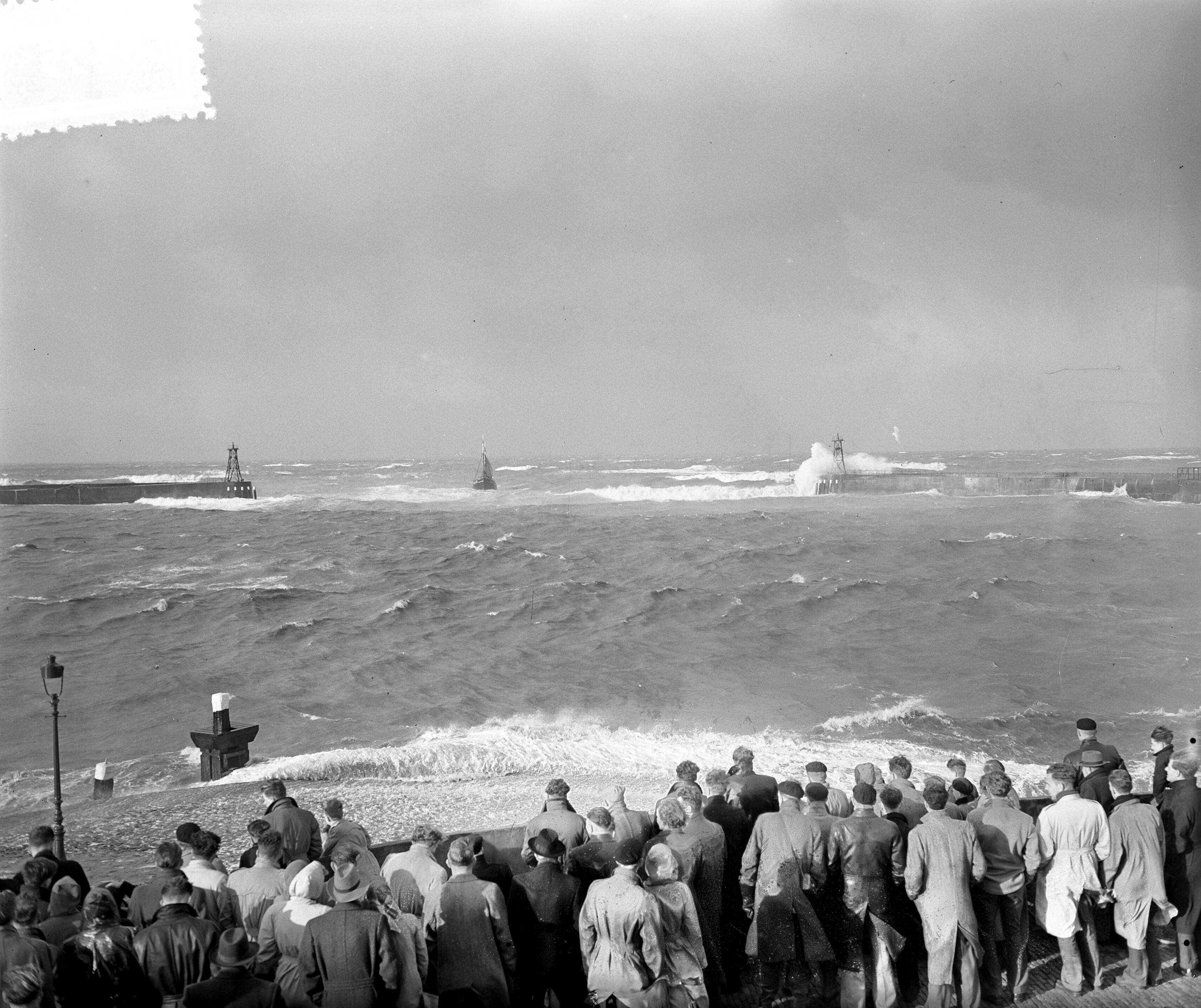 Fotocollectie Anefo — Storm aan de kust bij Scheveningen — Foto: Pot, Harry / Anefo. Licentie: Set B: Rechtenvrij / Publiek Domein. Bron: Nationaal Archief. http://hdl.handle.net/10648/a92dde6a-d0b4-102d-bcf8-003048976d84